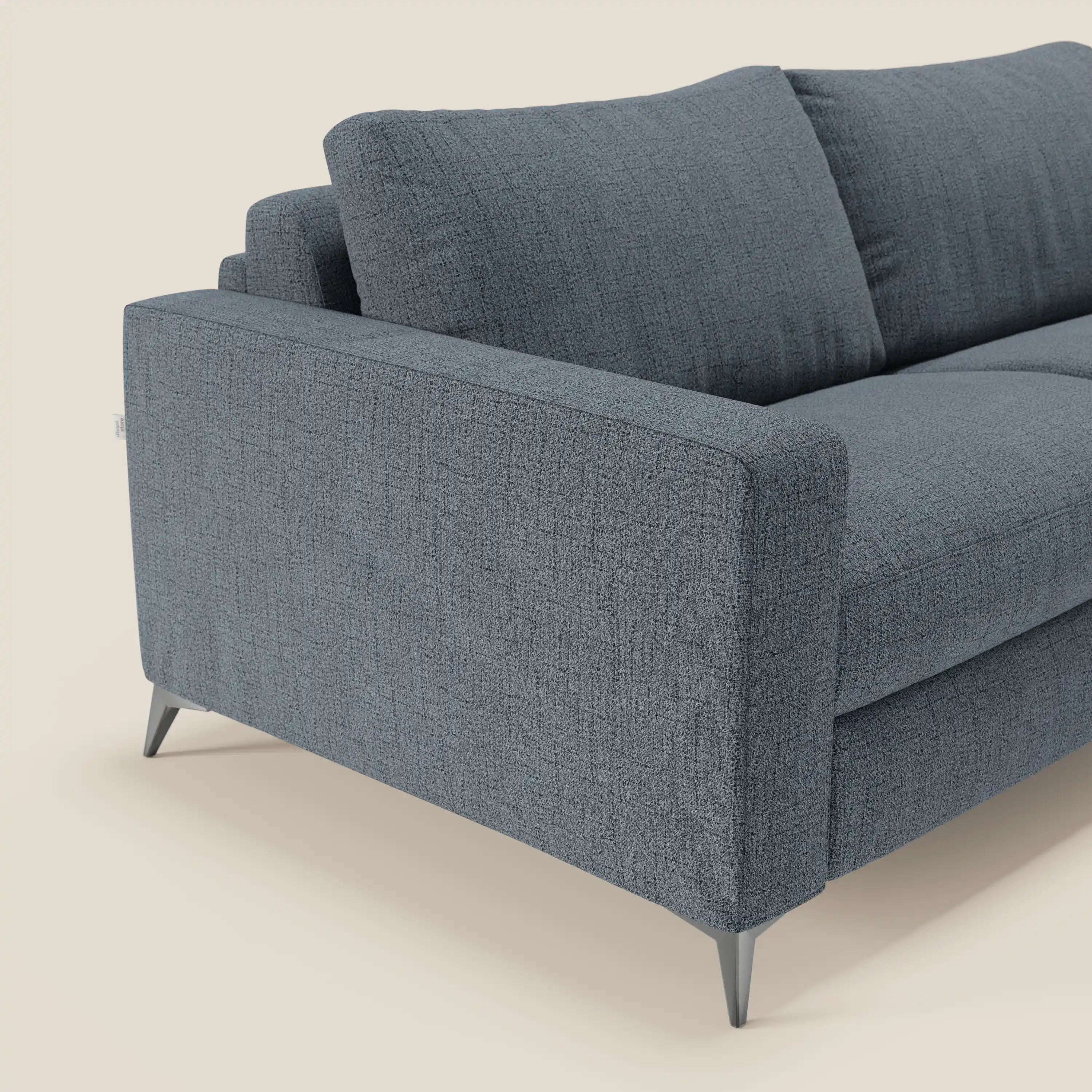 Il letto matrimoniale Alaya Divano di Divani.Store è caratterizzato da morbidi cuscini in tessuto impermeabile T03 blu, braccioli quadrati e gambe metalliche angolate per un look minimale e contemporaneo. Solo un lato è mostrato su uno sfondo beige chiaro.