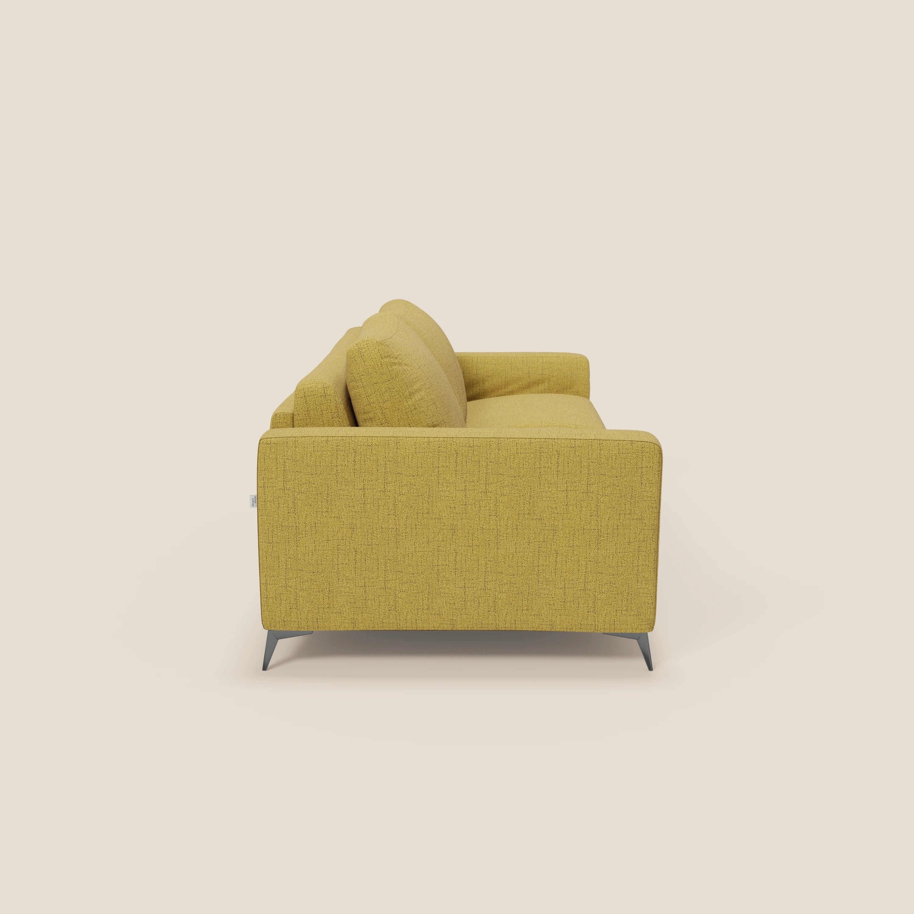 Il letto matrimoniale Alaya Divano di Divani.Store in impermeabile T03 giallo è presentato lateralmente, mettendo in evidenza i due ampi e morbidi cuscini, il design minimale e lineare e le gambe angolari in metallo su un semplice sfondo beige.