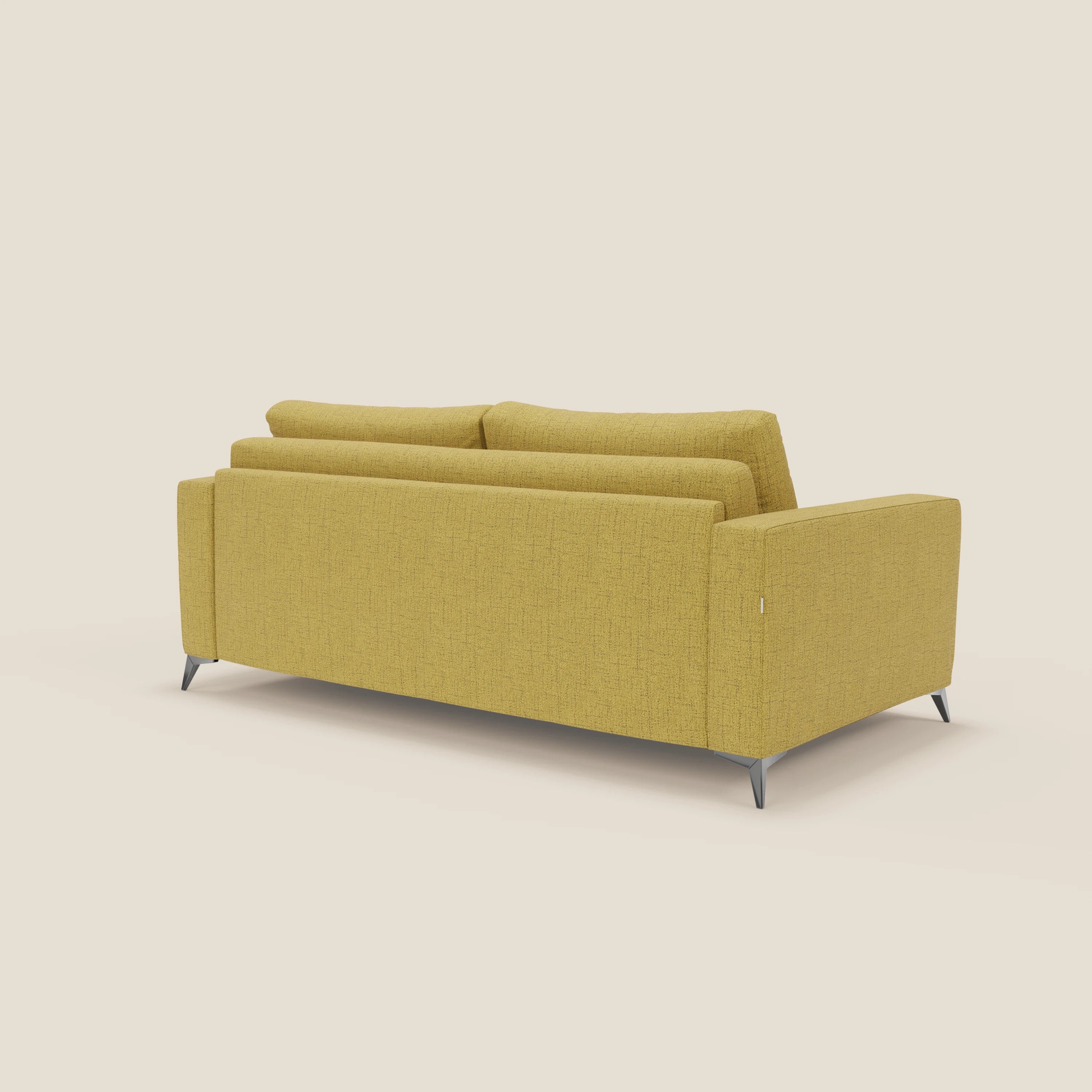 Il letto matrimoniale Alaya Divano di Divani.Store è presentato in tessuto impermeabile giallo T03 con morbidi cuscini, gambe in metallo e linee moderne, su uno sfondo beige chiaro.