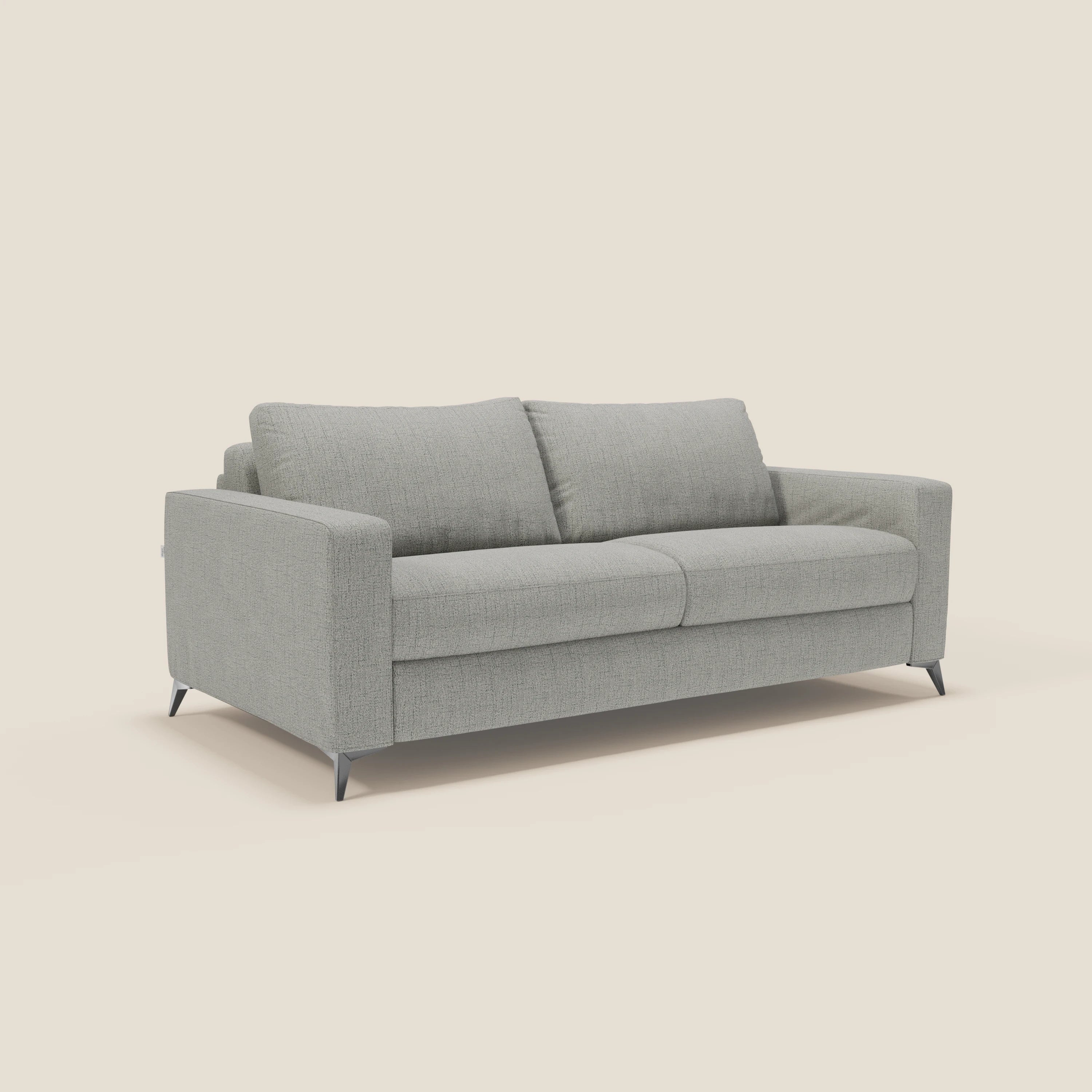 Il letto matrimoniale Alaya Divano di Divani.Store è caratterizzato da morbidi cuscini in tessuto impermeabile T03 grigio chiaro, due cuscini per la seduta e lo schienale, gambe corte e angolate in metallo e un design minimale ideale per gli spazi contemporanei. Su uno sfondo beige semplice.