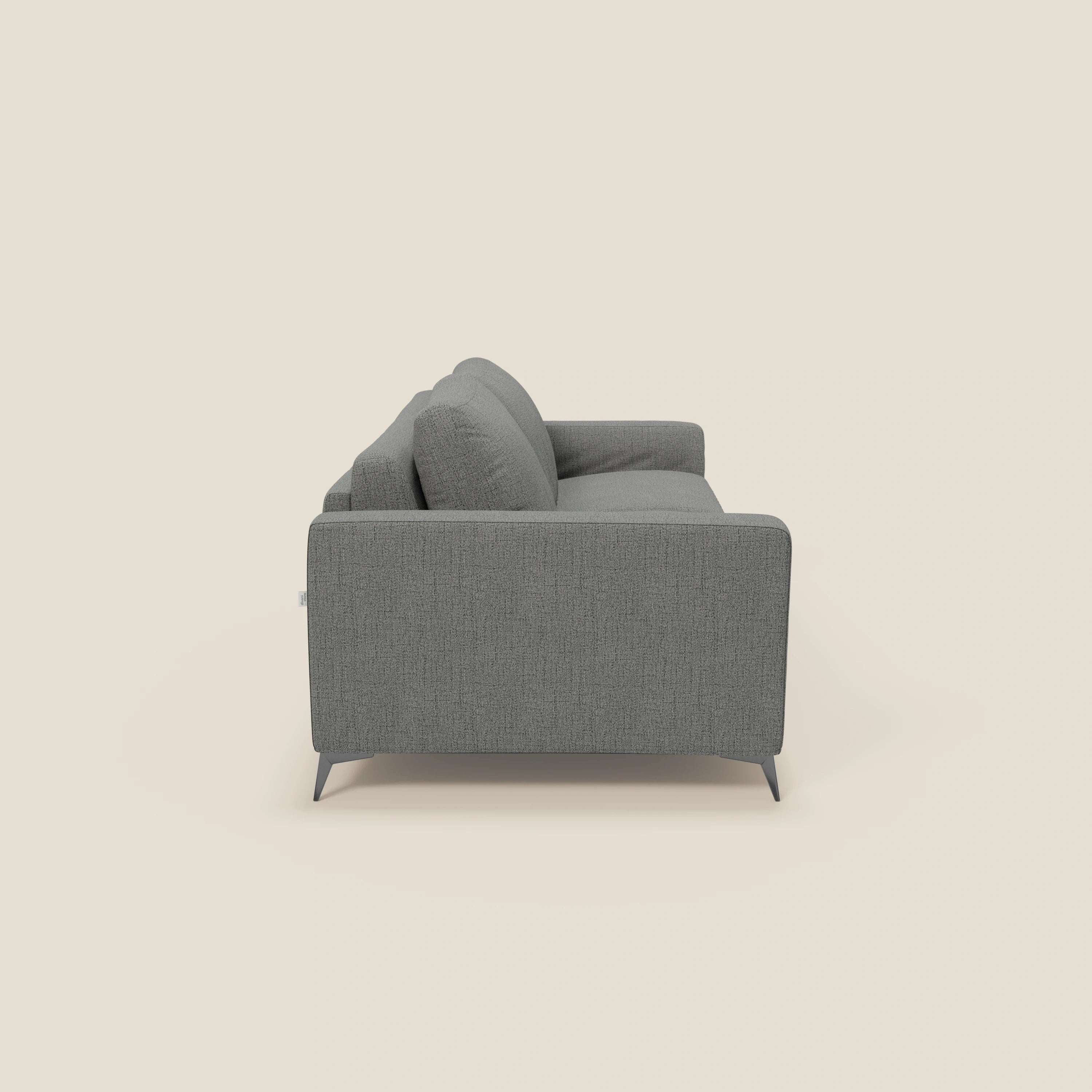 Il letto matrimoniale Alaya Divano di Divani.Store, caratterizzato da cuscini morbidi in tessuto impermeabile T03 grigio, si distingue per il design minimale su sfondo bianco.