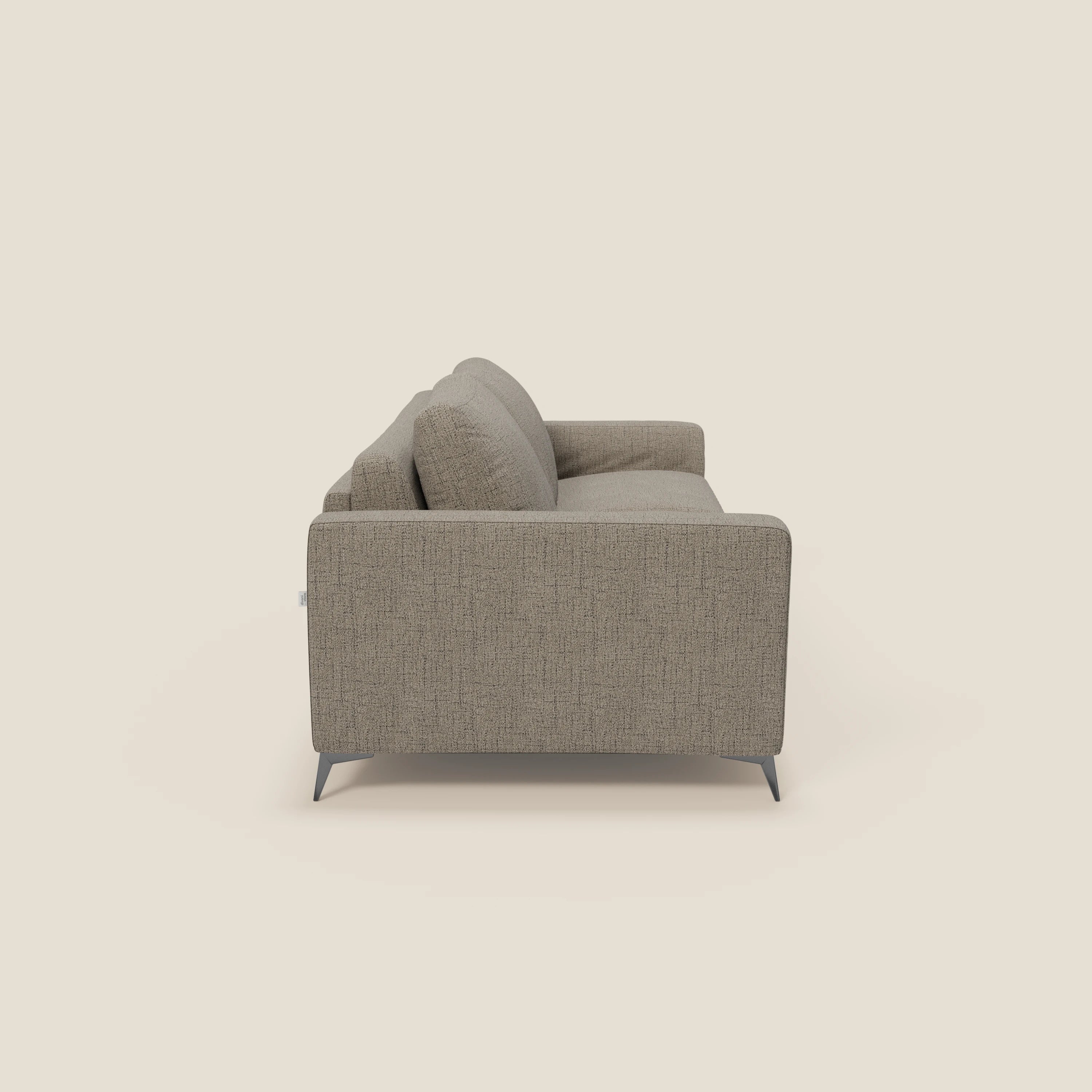 Vista laterale del divano letto matrimoniale Alaya di Divani.Store, caratterizzato da morbidi cuscini in tessuto talpa impermeabile T03, braccioli dritti, gambe angolari in metallo e un design minimale su uno sfondo color crema.