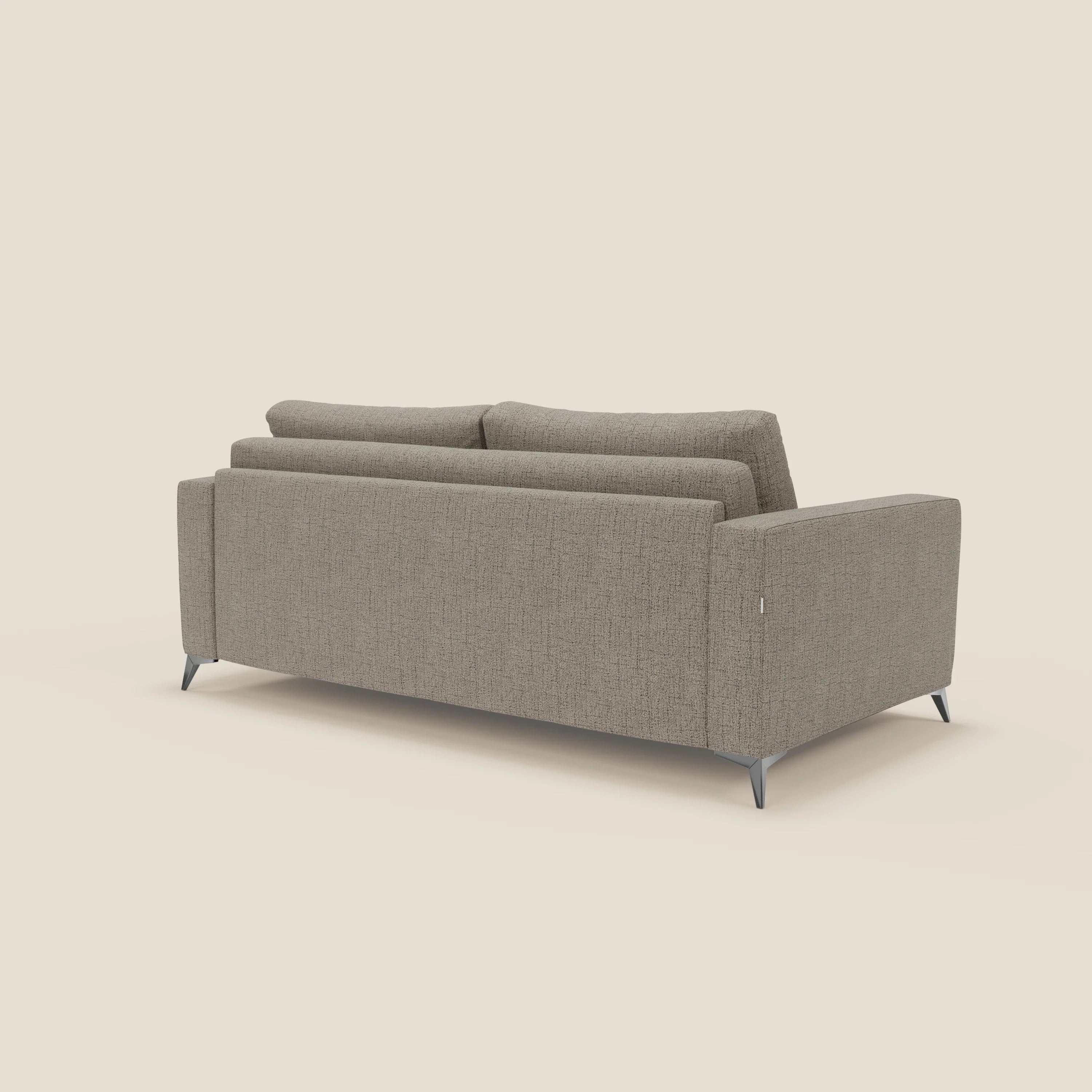 Il letto matrimoniale Alaya Divano di Divani.Store, nella versione angolata dallo schienale, è caratterizzato da un morbido tessuto impermeabile T03 talpa, braccioli squadrati, gambe in metallo e un design moderno e minimalista per un look contemporaneo.