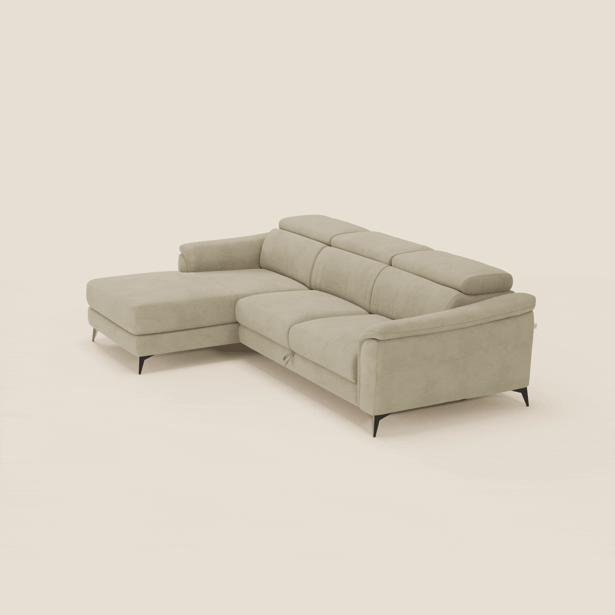 Arcos Divano con penisola di Divani.Store è caratterizzato da gambe alte, poggiatesta regolabili e microfibra beige T11 resistente all'acqua, offrendo un design moderno a forma di L con penisola a sinistra su uno sfondo neutro.