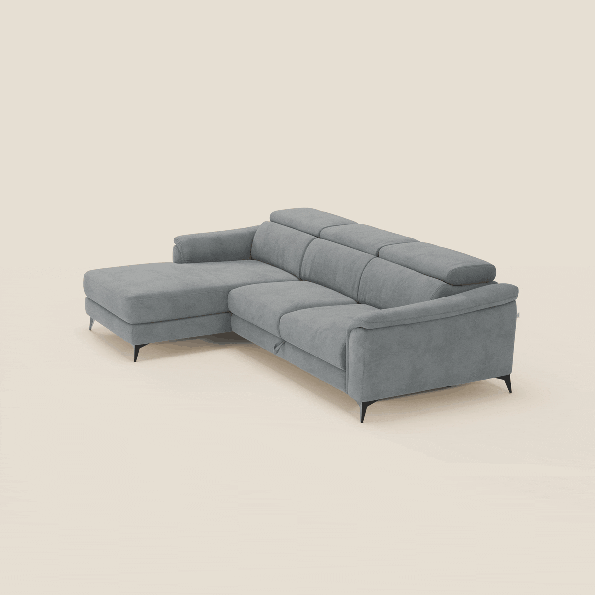 Arcos Divano con penisola di Divani.Store è caratterizzato da microfibra impermeabile T11 grigia, ampi braccioli, poggiatesta reclinabili e alte gambe in metallo nero, che incarnano la manifattura italiana su uno sfondo beige chiaro.