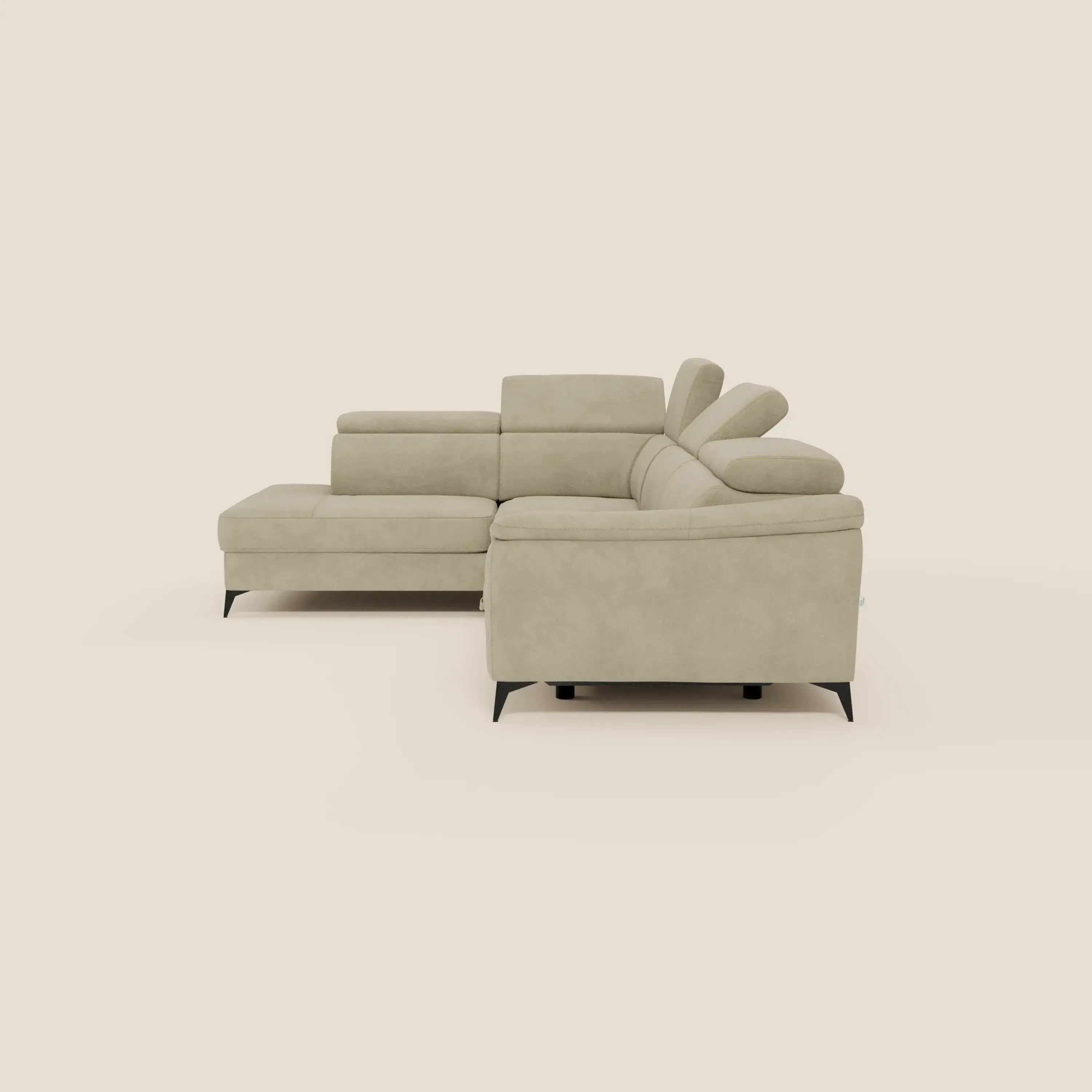 Il divano angolare Arcos di Divani.Store, in microfibra impermeabile T11 beige, vanta poggiatesta reclinabili, piedini alti neri, linee pulite e chaise longue estraibile per il massimo comfort su sfondo crema.