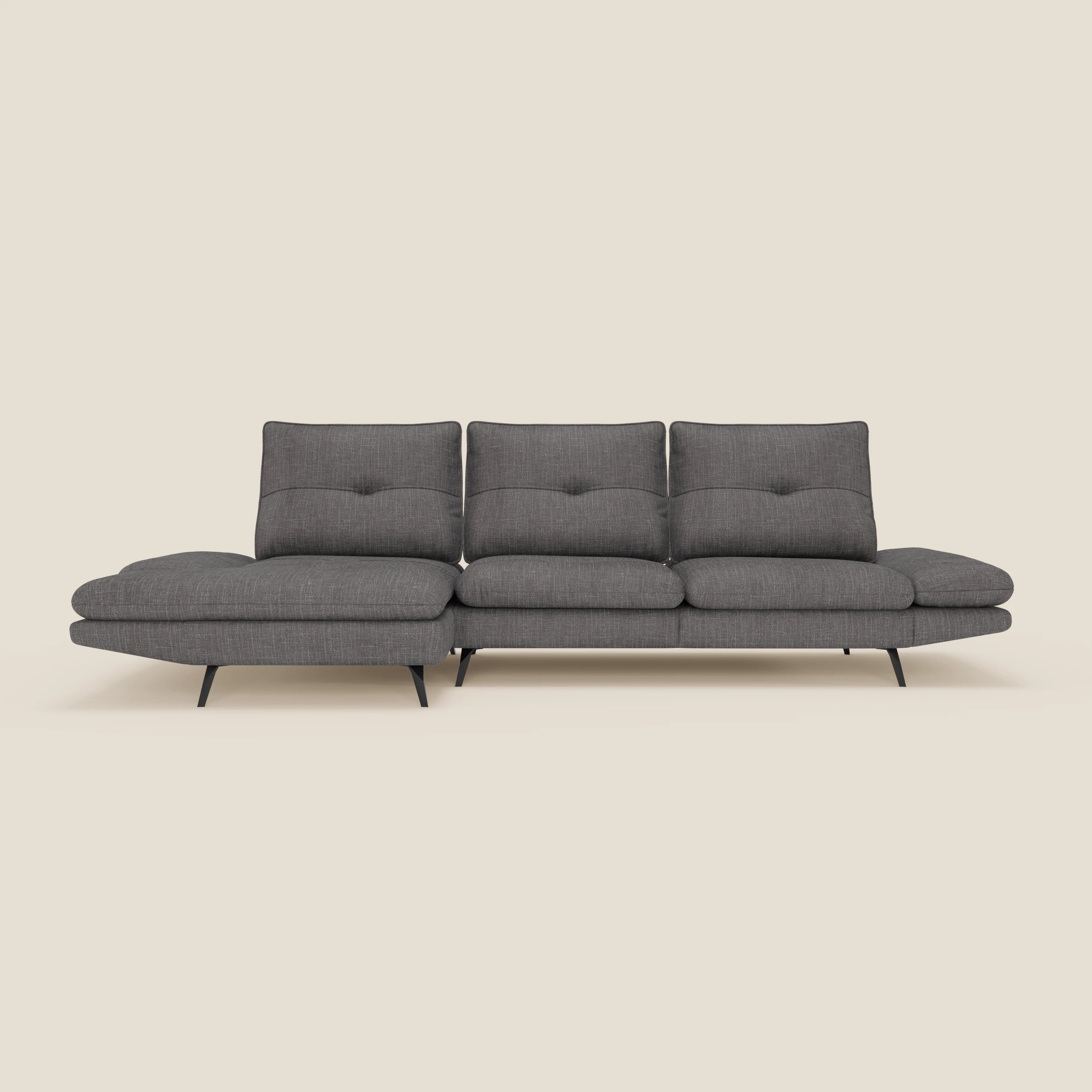 Ardex Divano con penisola di Divani.Store è un moderno tre posti con chaise longue, caratterizzato da poggiatesta e braccioli regolabili in elegante tessuto impermeabile T06 antracite, sottili gambe in metallo nero e fondo beige chiaro.