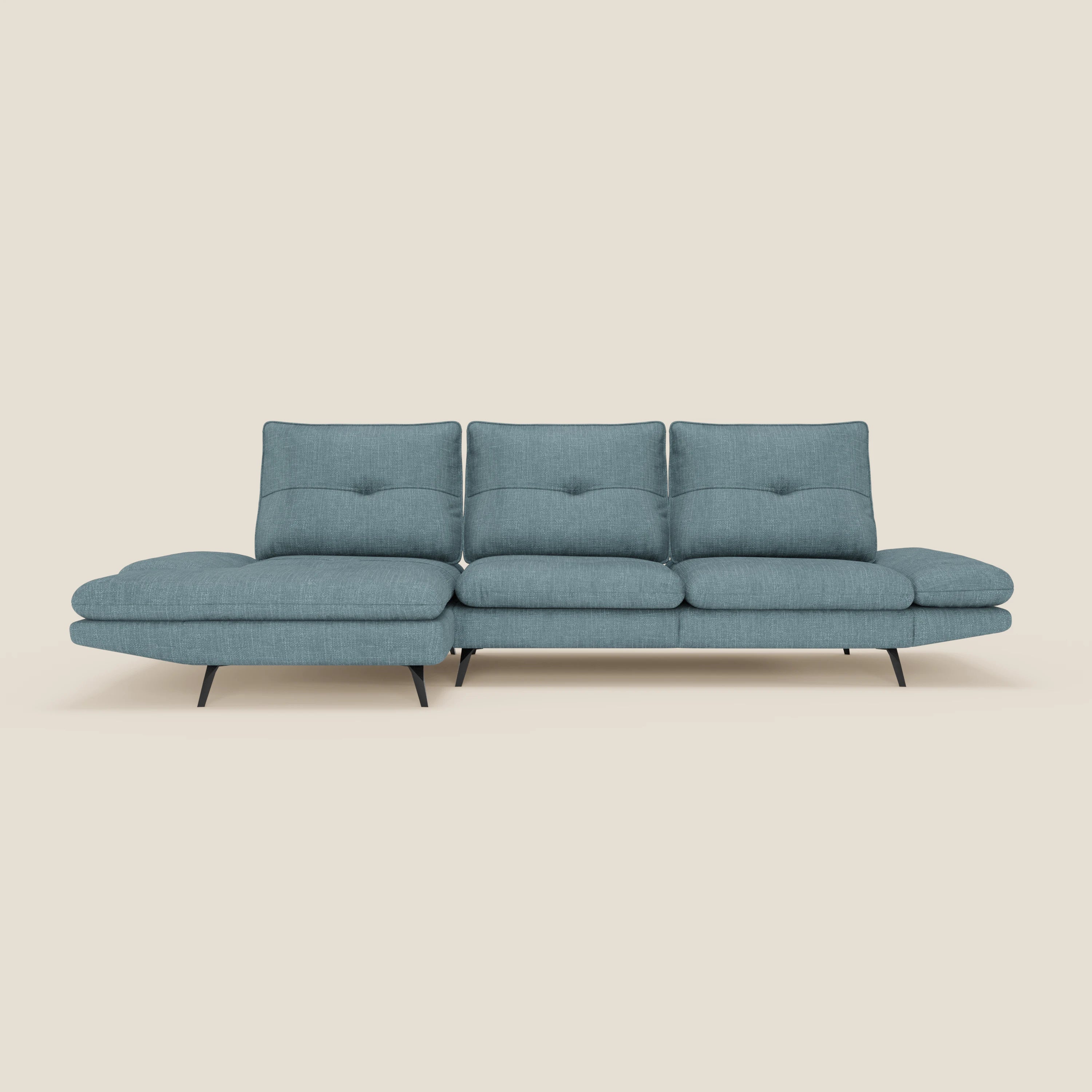 Ardex Divano con penisola di Divani.Store è dotato di tre cuscini di schienale regolabili, di una chaise longue sul lato sinistro, di sottili gambe angolari nere e di un elegante rivestimento in tessuto impermeabile T06 azzurro. Il tutto su uno sfondo beige chiaro.