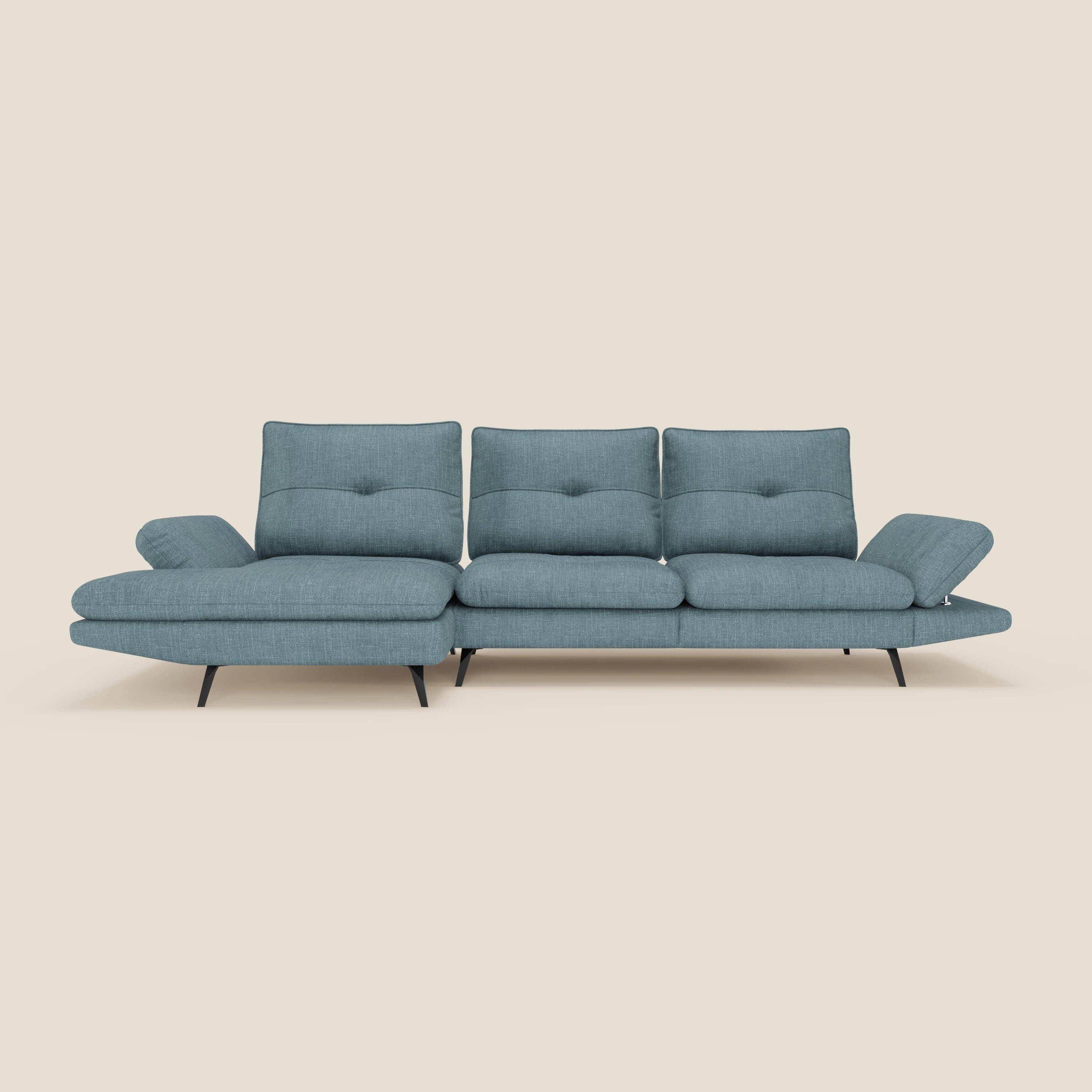 Il divano con penisola Ardex di Divani.Store in T06 azzurro è caratterizzato da schienali traslanti, braccioli regolabili, cuscini trapuntati, gambe angolate in metallo nero e chaise longue sinistra. Presentato su uno sfondo beige chiaro.