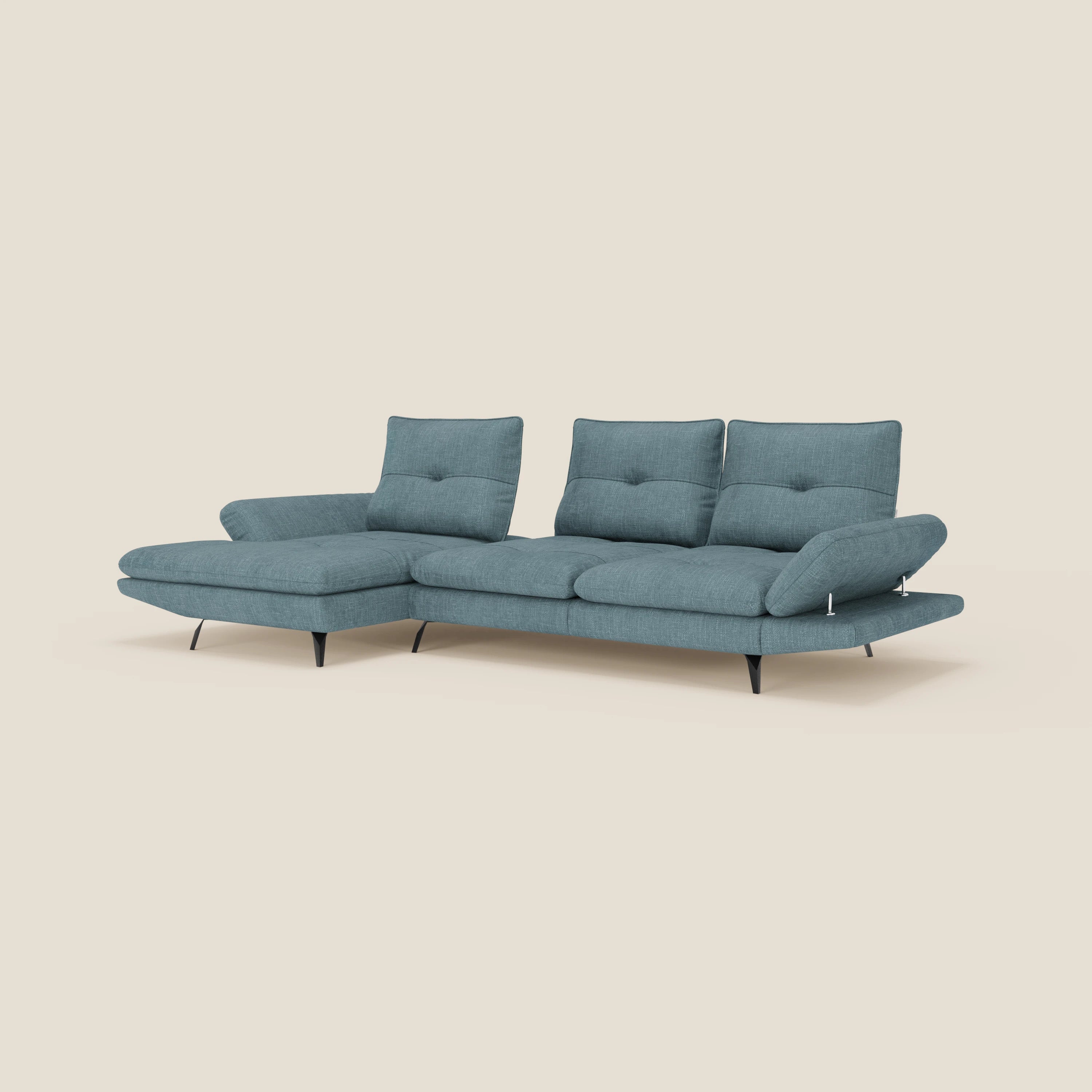 Il Divano con penisola Ardex di Divani.Store è caratterizzato da schienali traslanti, braccioli regolabili ed elegante tessuto impermeabile T06 azzurro. Tre cuscini di schienale, una chaise longue con estensione a sinistra e gambe affusolate in metallo nero su sfondo bianco sporco.