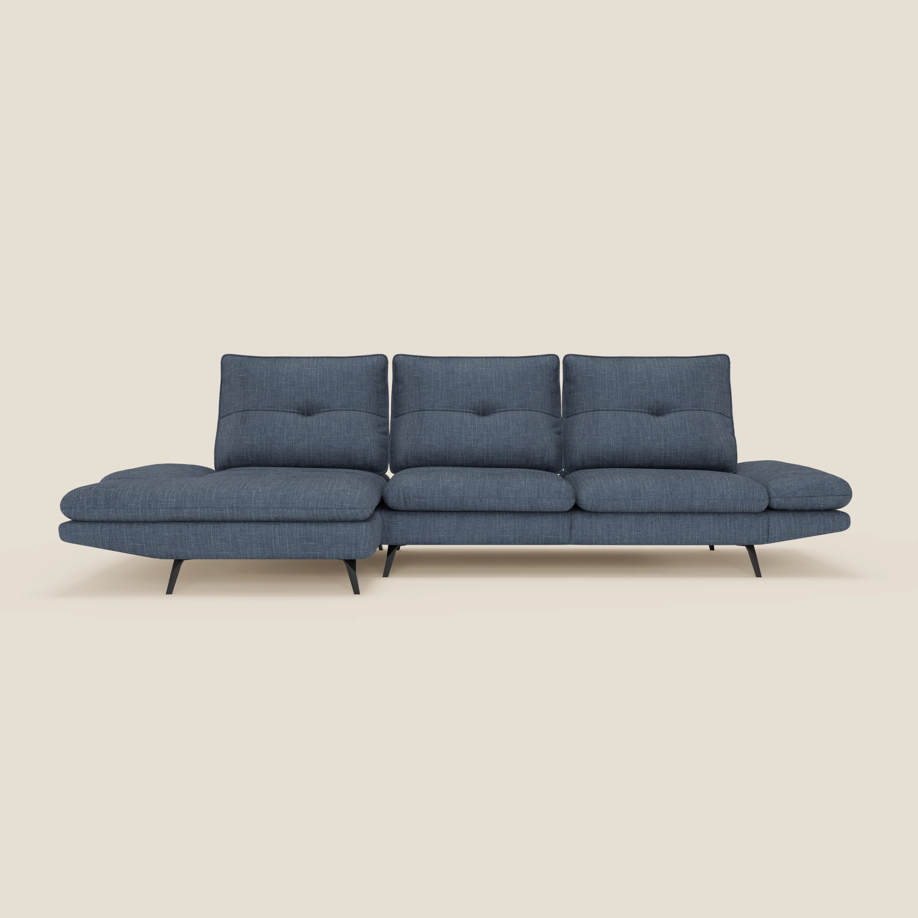 Ardex Divano con penisola di Divani.Store è un moderno divano in tessuto blu scuro con schienali scorrevoli, braccioli regolabili, sedute con inserti, chaise longue a sinistra e sottili gambe in metallo nero, su sfondo beige.