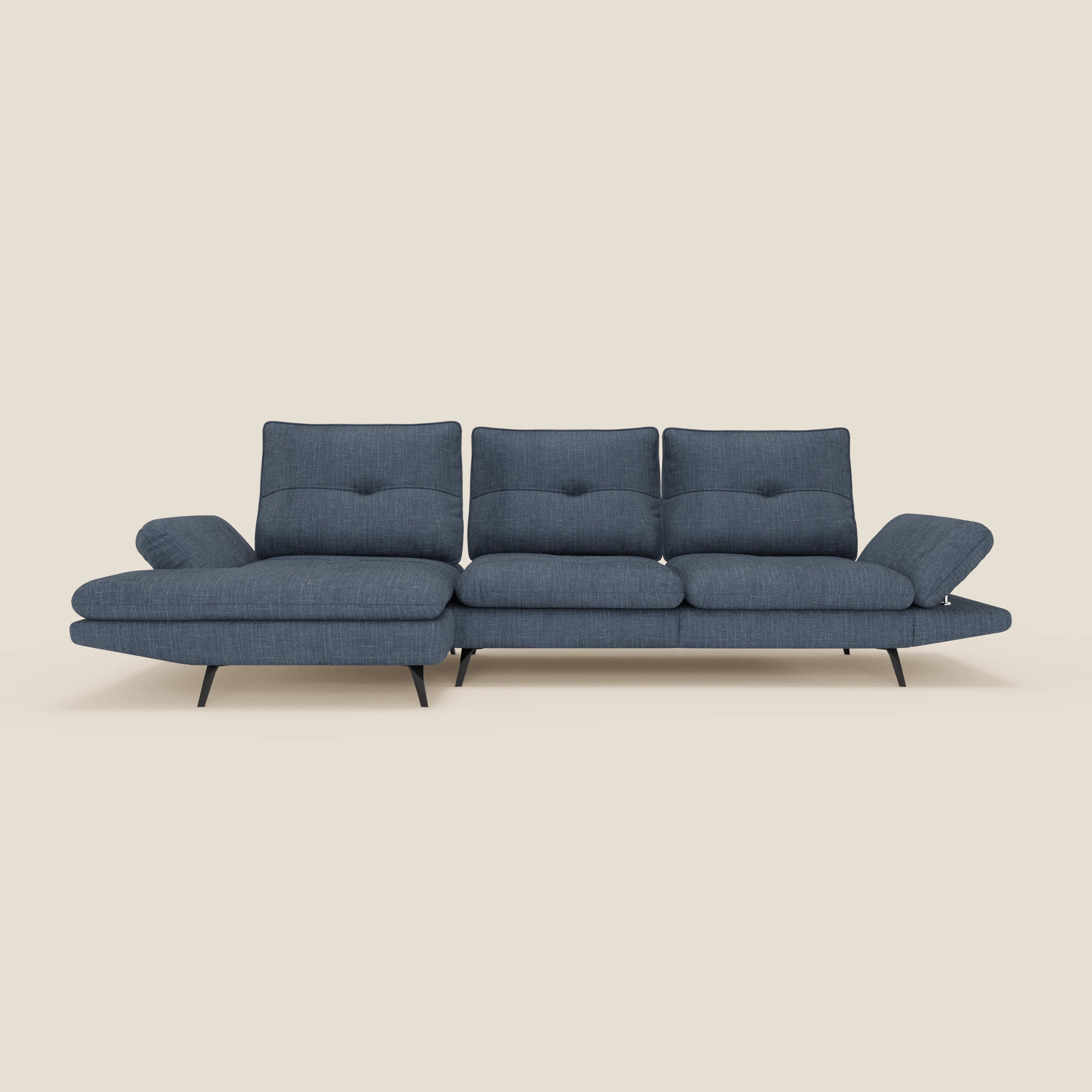 Il Divano con penisola Ardex di Divani.Store è caratterizzato da schienali traslanti, braccioli regolabili e tre sedute imbottite in elegante tessuto impermeabile blu T06. Ha una chaise longue sinistra e sottili gambe nere su sfondo beige chiaro.