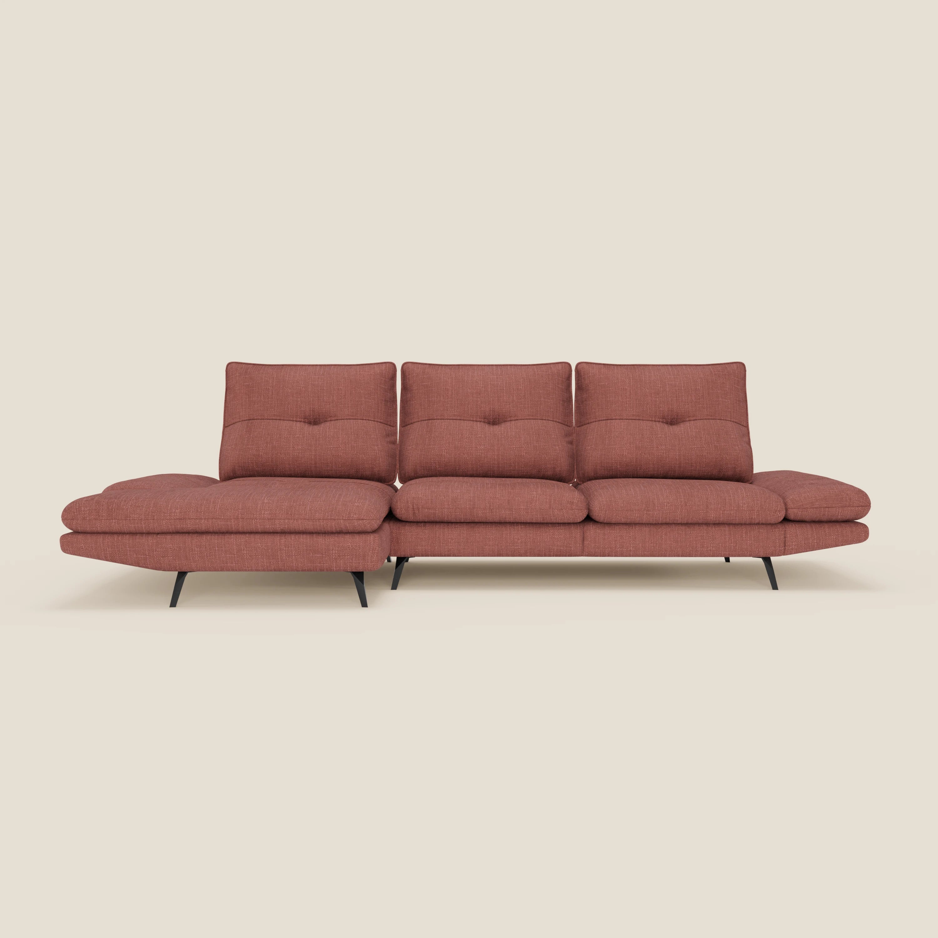 Ardex Divano con penisola di Divani.Store è un moderno tre posti in tessuto impermeabile T06 corallo, con schienali scorrevoli, braccioli regolabili, chaise longue orientata a sinistra, su sfondo beige chiaro.