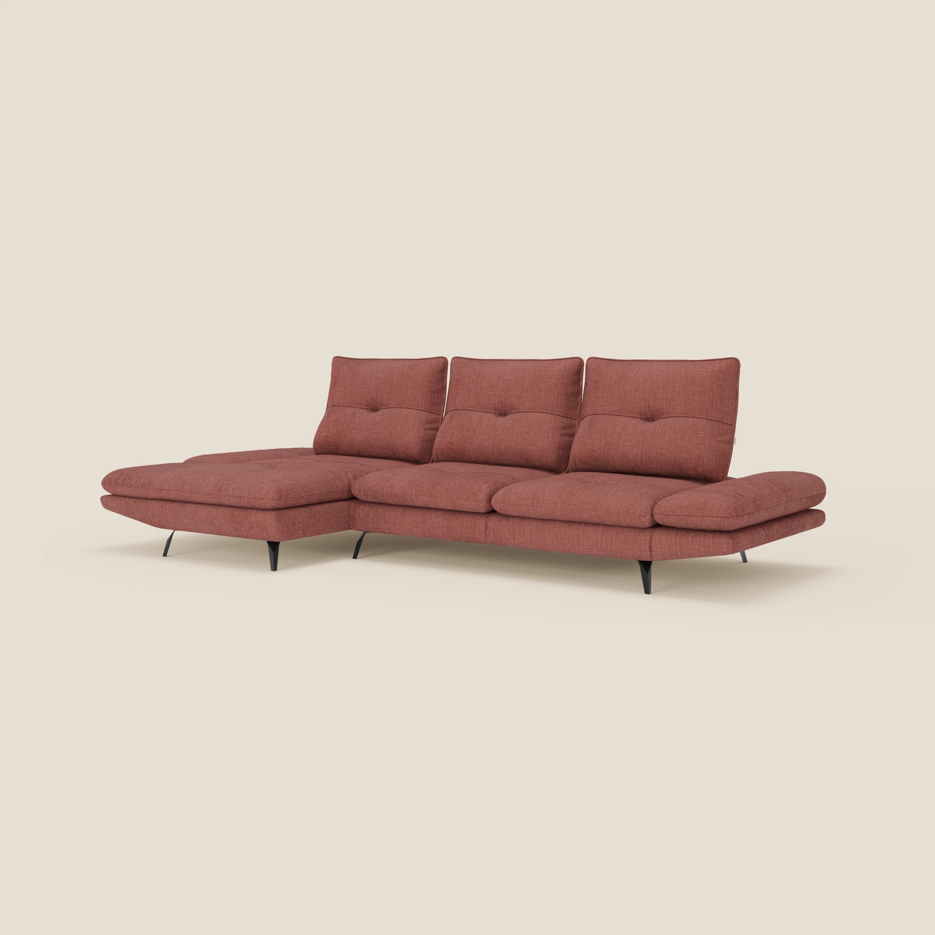 L'Ardex Divano con penisola di Divani.Store è caratterizzato da una chaise longue sinistra, tre sedute, alti schienali con dettaglio a bottoni, sottili gambe nere ed elegante tessuto impermeabile T06 corallo, presentato su uno sfondo beige semplice.