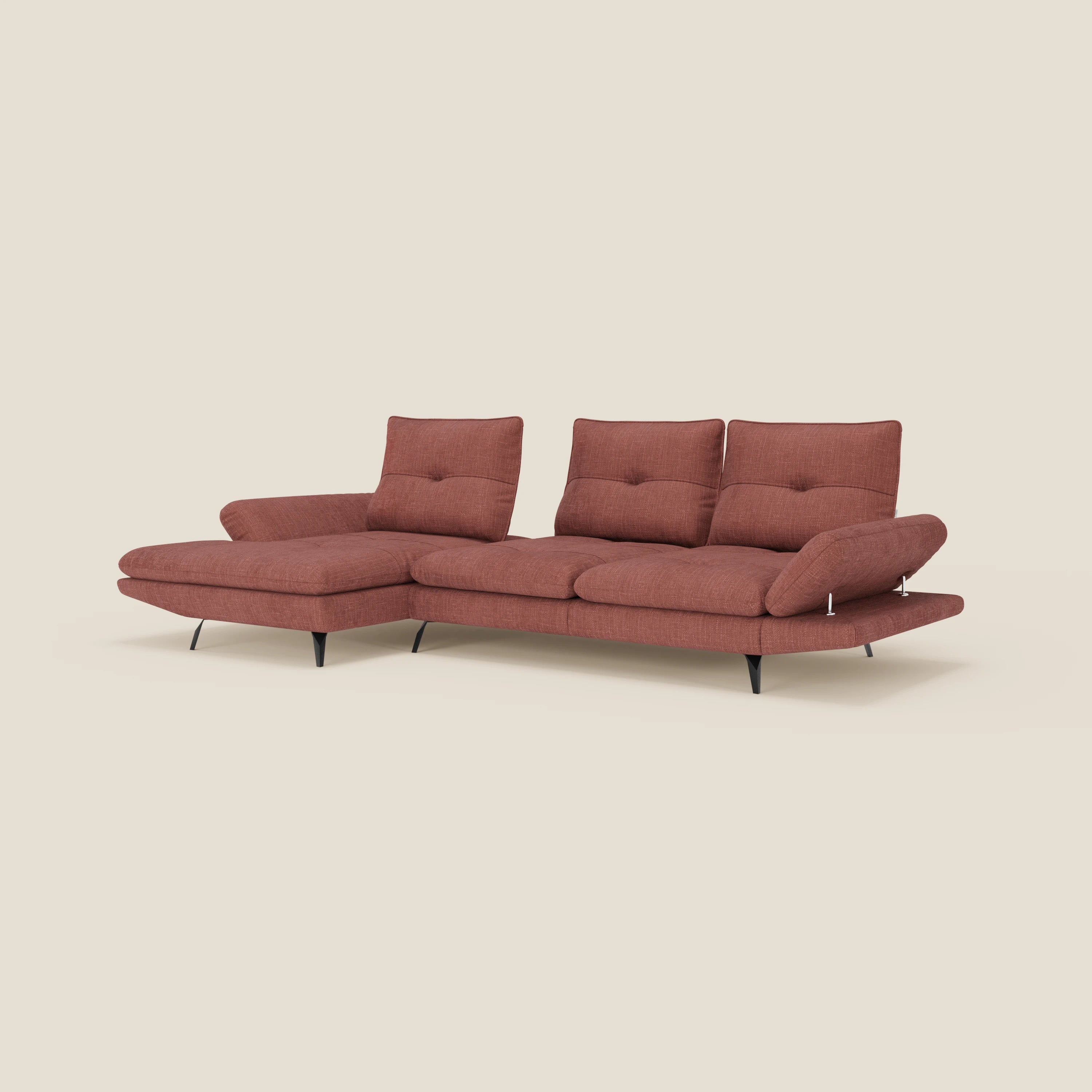 L'Ardex Divano con penisola di Divani.Store è dotato di una chaise longue a sinistra, di poggiatesta e braccioli regolabili ed è rivestito in un elegante tessuto corallo T06 impermeabile, il tutto su un semplice sfondo crema chiaro.