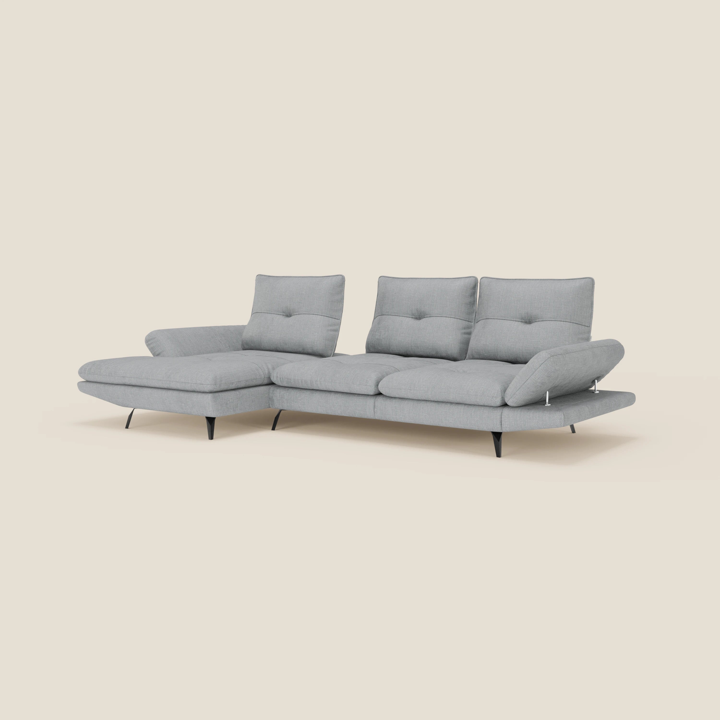 L'Ardex Divano con penisola di Divani.Store è caratterizzato da schienali traslanti, braccioli regolabili ed elegante tessuto impermeabile T06 ghiaccio, con chaise longue sinistra e gambe angolari in metallo su uno sfondo beige neutro.