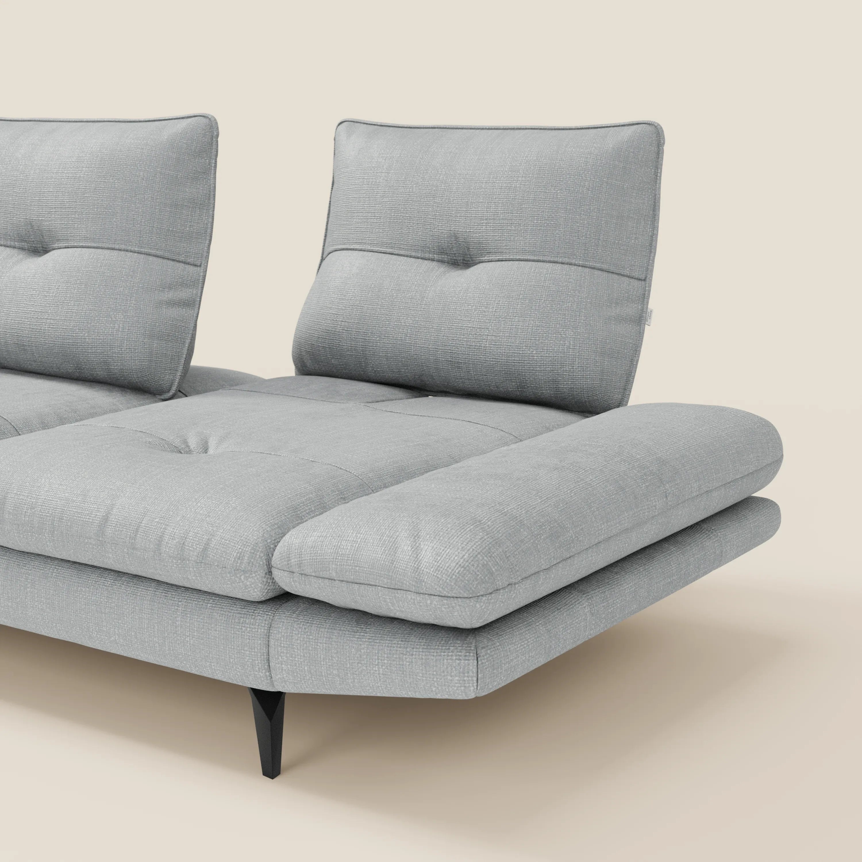 Il Divano con penisola Ardex di Divani.Store è caratterizzato da schienali traslanti, braccioli regolabili ed elegante tessuto impermeabile T06 ghiaccio. Con i suoi cuscini morbidi e le sottili gambe in metallo nero, è un moderno pezzo forte.