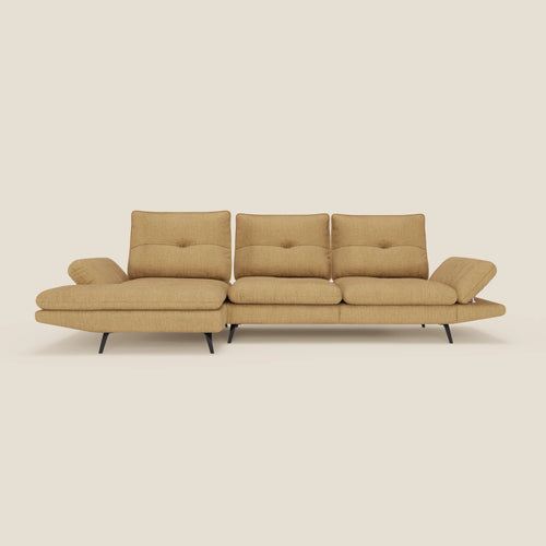 Ardex Divano con penisola di Divani.Store è caratterizzato da schienali traslanti, braccioli regolabili e rivestimento in elegante tessuto impermeabile T06 giallo con gambe in metallo nero. Presentato con tre cuscini di schienale trapuntati e una chaise longue sinistra.