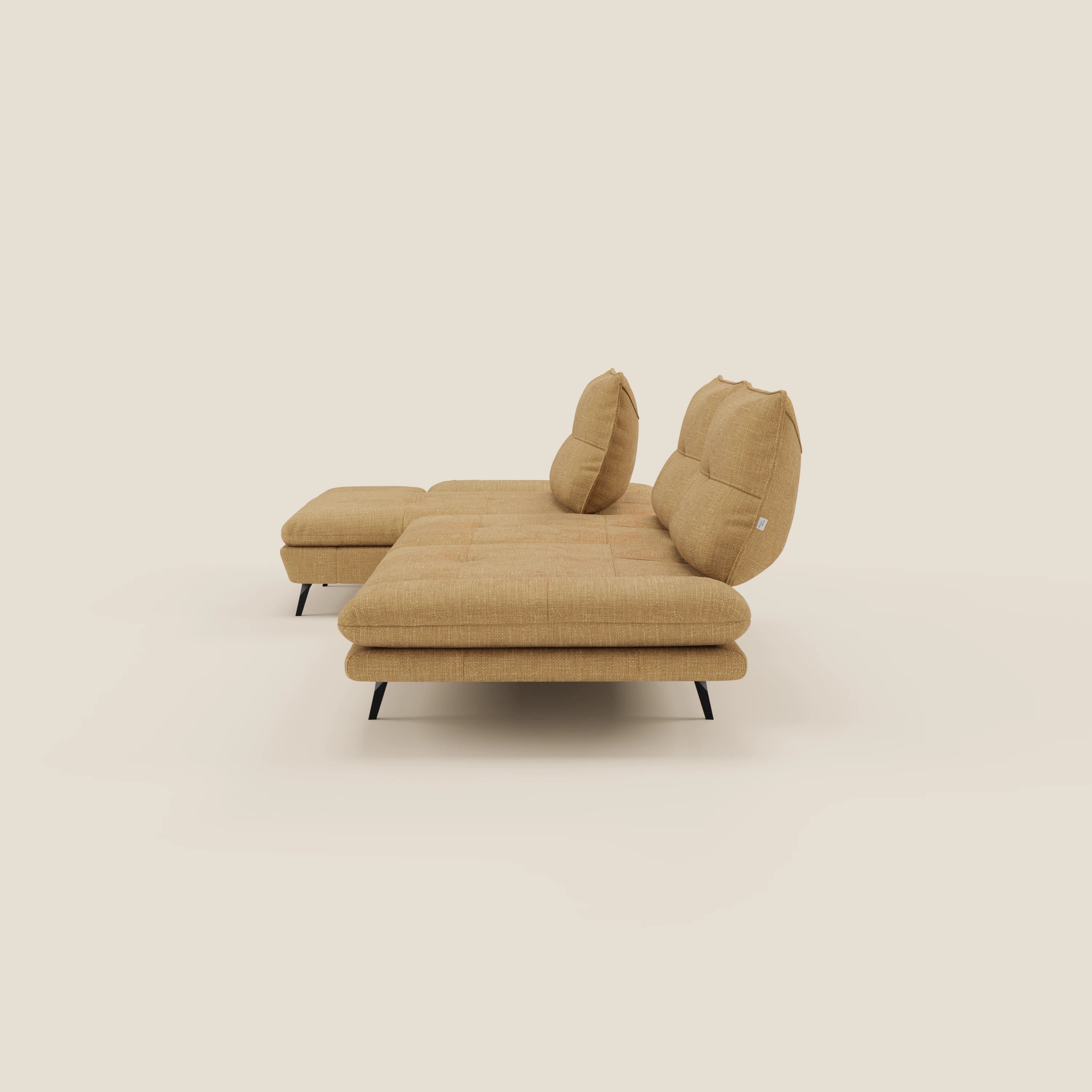 Vista laterale di Ardex Divano con penisola di Divani.Store in elegante tessuto impermeabile giallo T06, dotato di schienale scorrevole, braccioli regolabili, gambe nere minimaliste e abbinato a un pouf coordinato su uno sfondo beige chiaro.