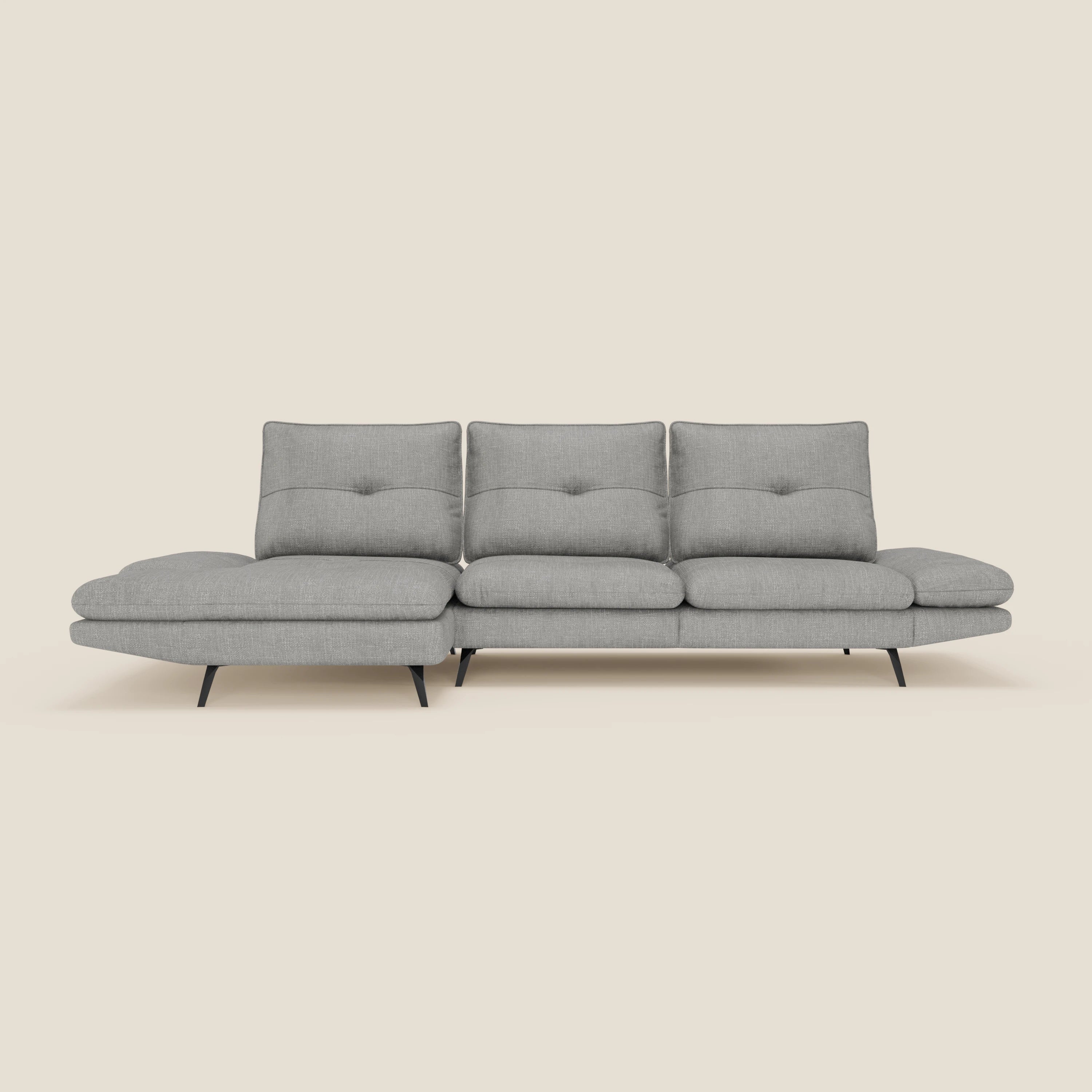 Ardex Divano con penisola di Divani.Store è un moderno divano a tre posti di colore grigio chiaro con chaise longue sinistra, cuscini di schienale imbottiti, sedute morbide, sottili gambe angolari nere e schienali scorrevoli e braccioli regolabili in elegante tessuto impermeabile grigio T06.