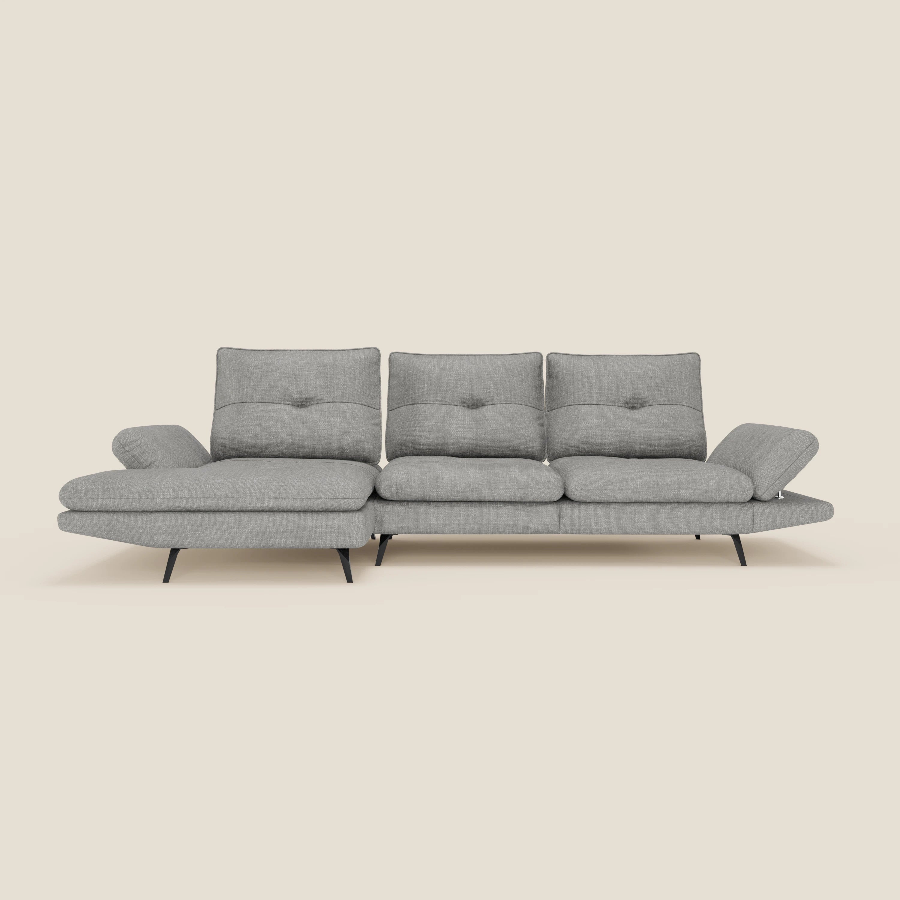 L'Ardex Divano con penisola di Divani.Store è caratterizzato da un elegante tessuto impermeabile grigio T06, schienali scorrevoli, braccioli regolabili, gambe affusolate nere e una chaise longue a sinistra, su sfondo beige.