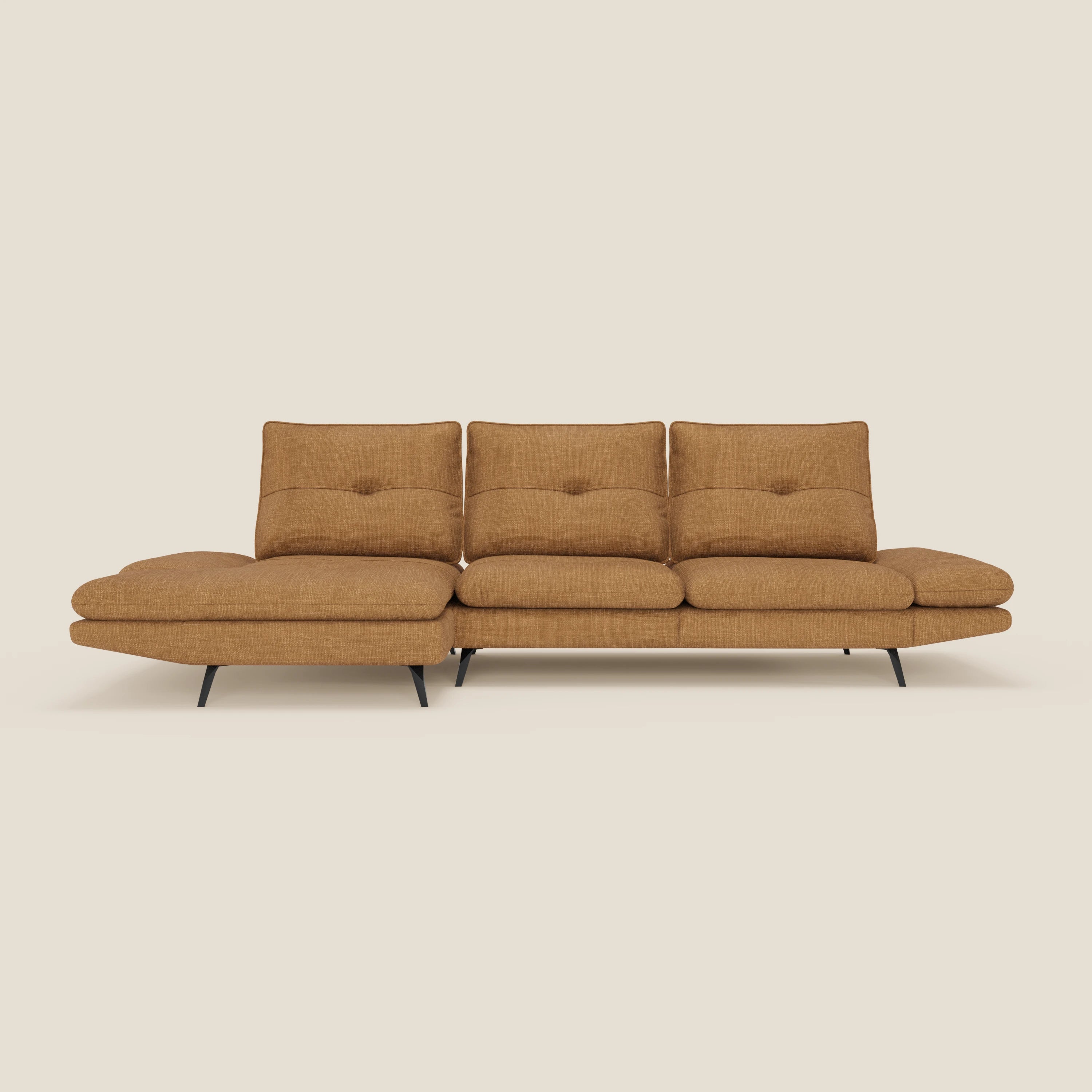 Ardex Divano con penisola di Divani.Store è caratterizzato da schienali scorrevoli, braccioli regolabili ed elegante tessuto impermeabile T06 ocra. Si regge su quattro gambe metalliche angolate nere con una chaise longue a sinistra.