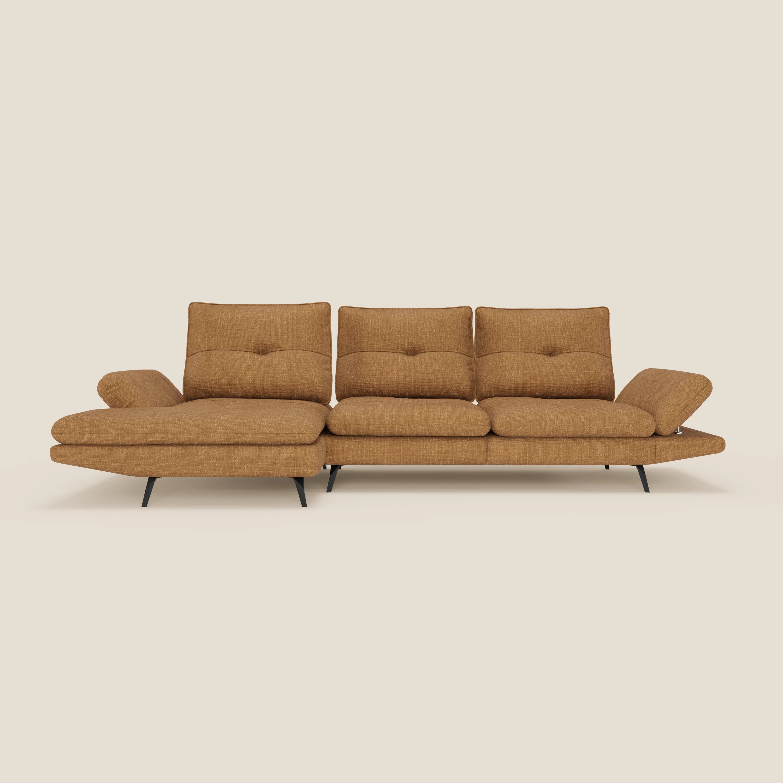 L'Ardex Divano con penisola di Divani.Store è caratterizzato da schienali traslanti, braccioli regolabili ed elegante tessuto impermeabile T06 ocra. La sua chaise lounge sinistra e il suo design moderno spiccano su un semplice sfondo beige.