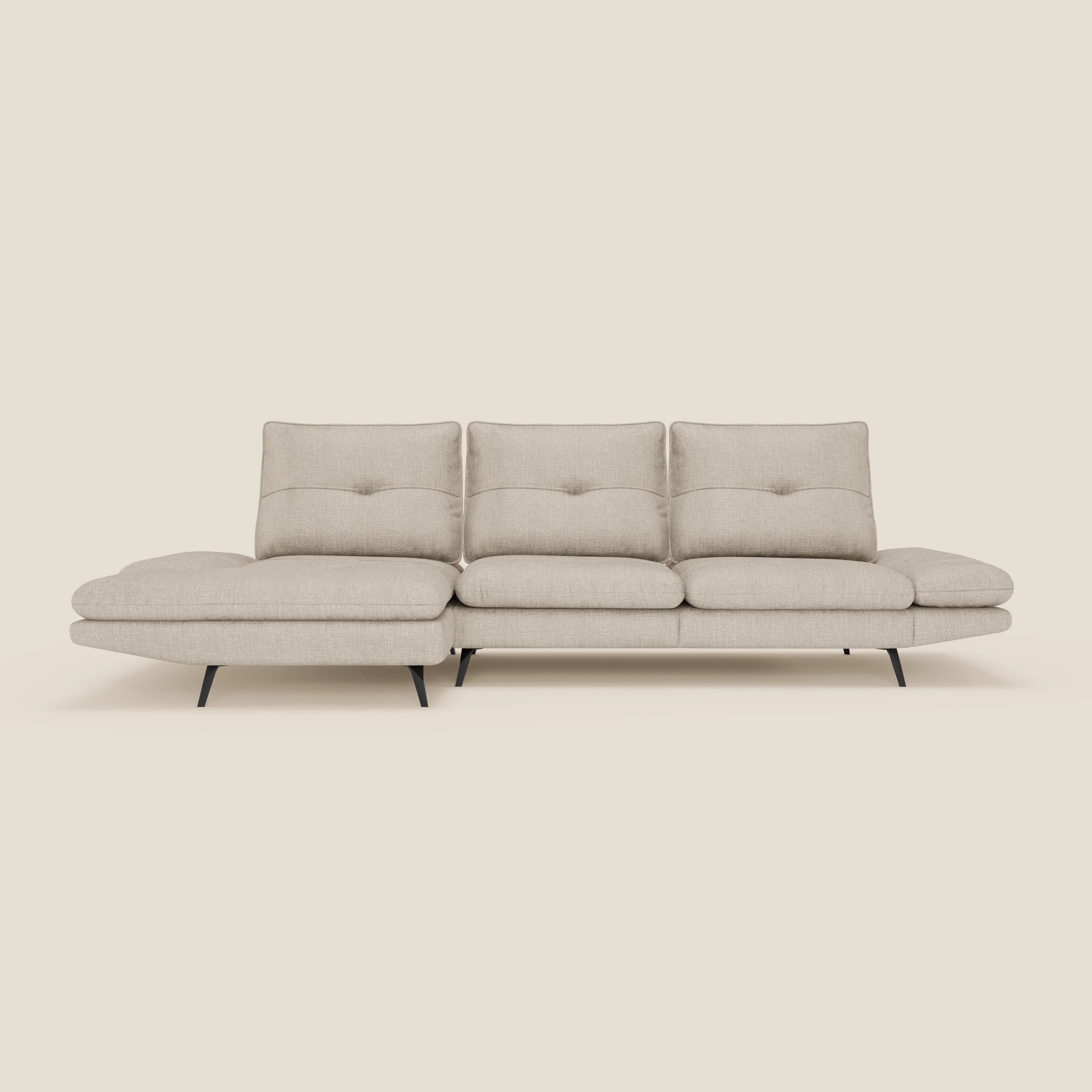 Il divano Ardex Divano con penisola di Divani.Store è caratterizzato da un tessuto impermeabile panna chiaro T06, tre sedute, poggiatesta e braccioli regolabili e una chaise longue sinistra. Il suo design moderno comprende cuscini dello schienale con inserti e gambe angolari nere.