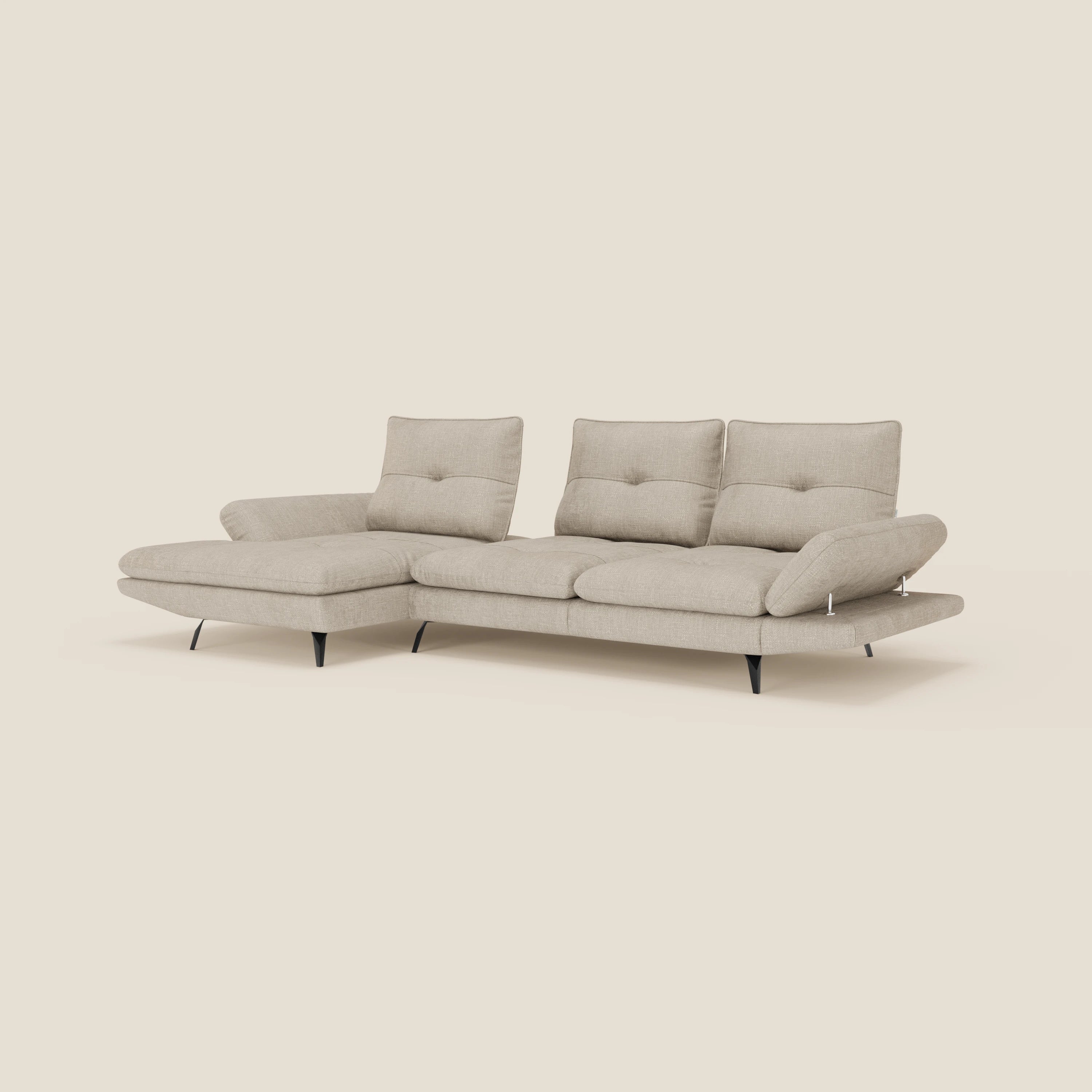 Il divano Ardex con penisola di Divani.Store è caratterizzato da 3 schienali imbottiti, braccioli regolabili, schienali traslanti, elegante tessuto impermeabile T06 panna e gambe angolate nere. La chaise longue si estende a sinistra su uno sfondo crema chiaro.