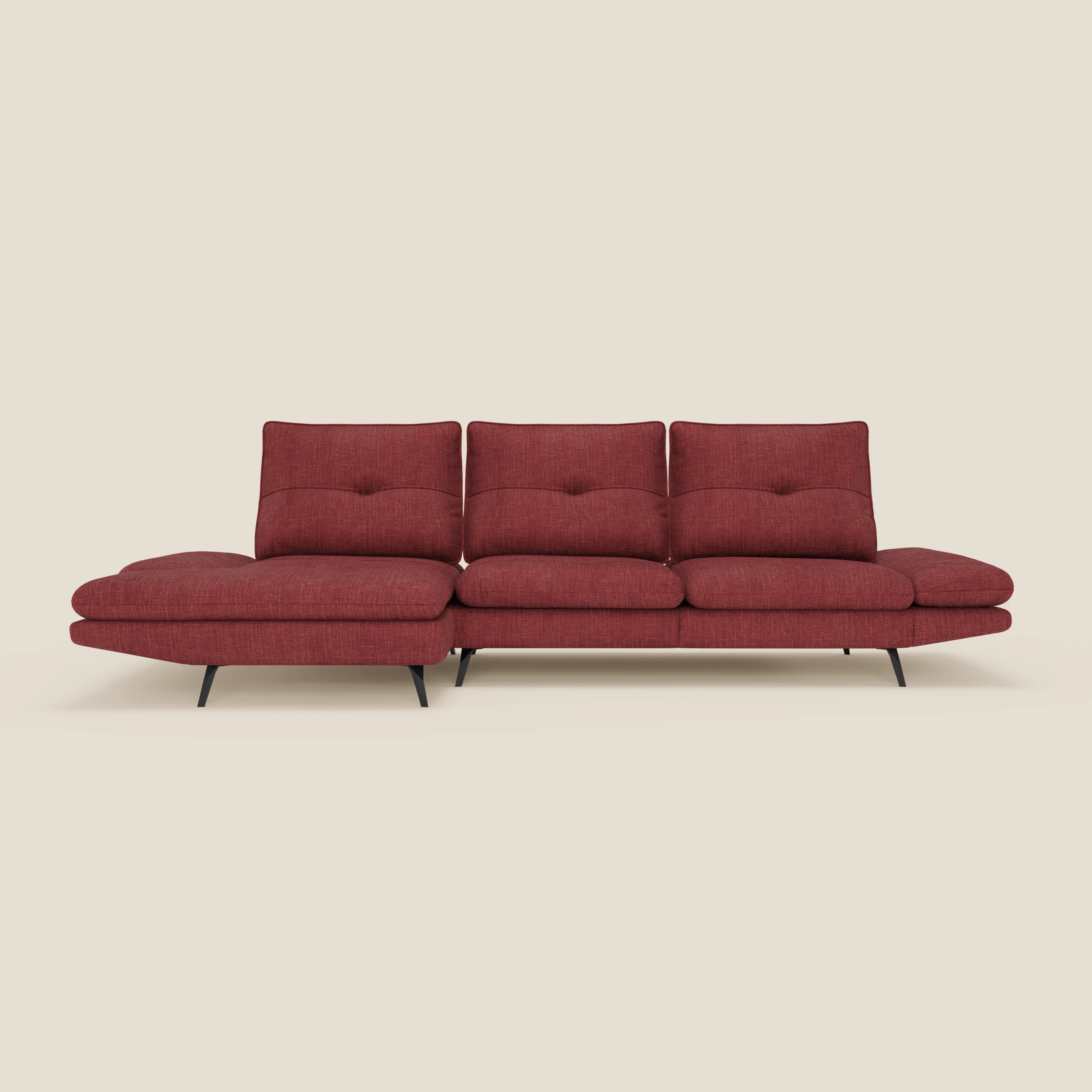 L'Ardex Divano con penisola di Divani.Store, in elegante tessuto impermeabile rosso T06, è caratterizzato da schienali scorrevoli, braccioli regolabili, sottili gambe in metallo nero e una chaise lounge sul lato sinistro. Il tutto su uno sfondo beige.