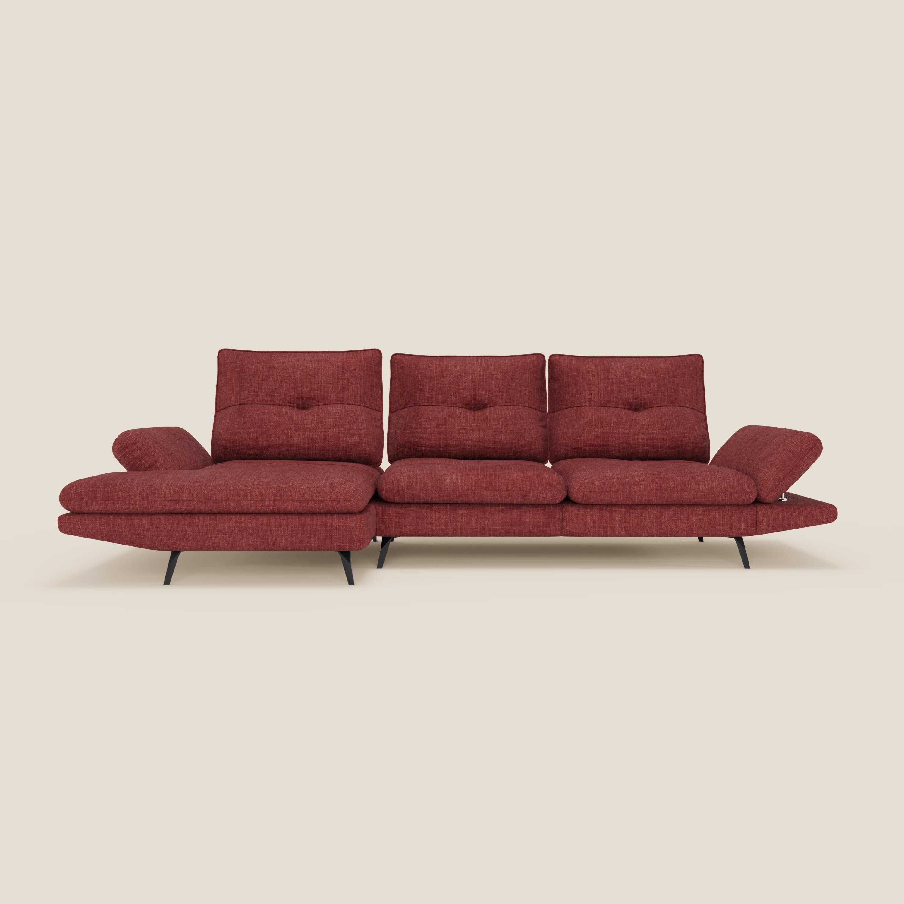 Ardex Divano con penisola di Divani.Store è un moderno divano angolare rosso in tessuto impermeabile T06, caratterizzato da tre sedute imbottite, ampi braccioli regolabili, sottili gambe nere, chaise longue sinistra e schienali trapuntati su sfondo beige.