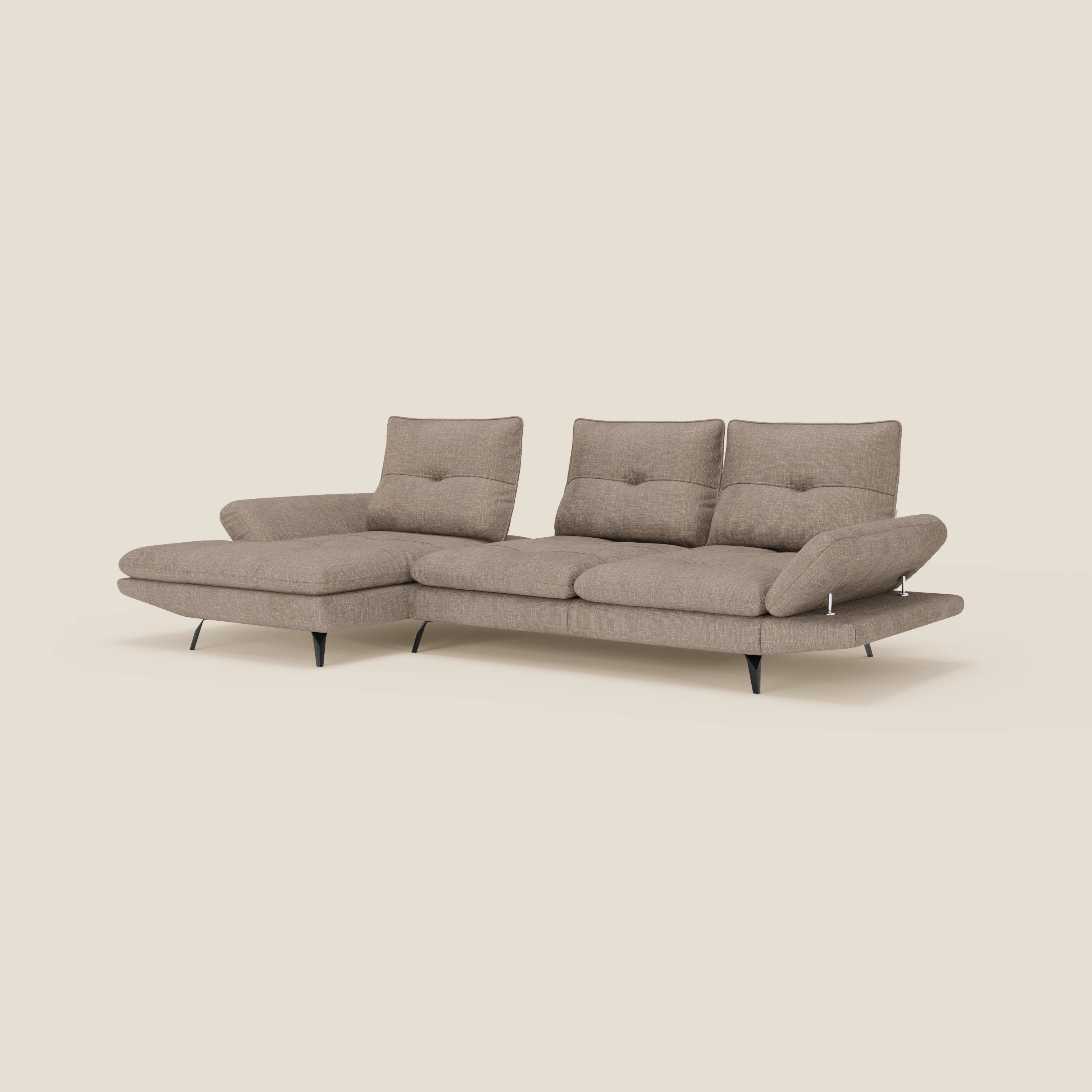 L'Ardex Divano con penisola di Divani.Store è caratterizzato da tre cuscini di schienale, ampi braccioli regolabili e una chaise longue sinistra in elegante tessuto impermeabile T06 tortora, con un morbido rivestimento trapuntato e quattro sottili gambe angolari nere.
