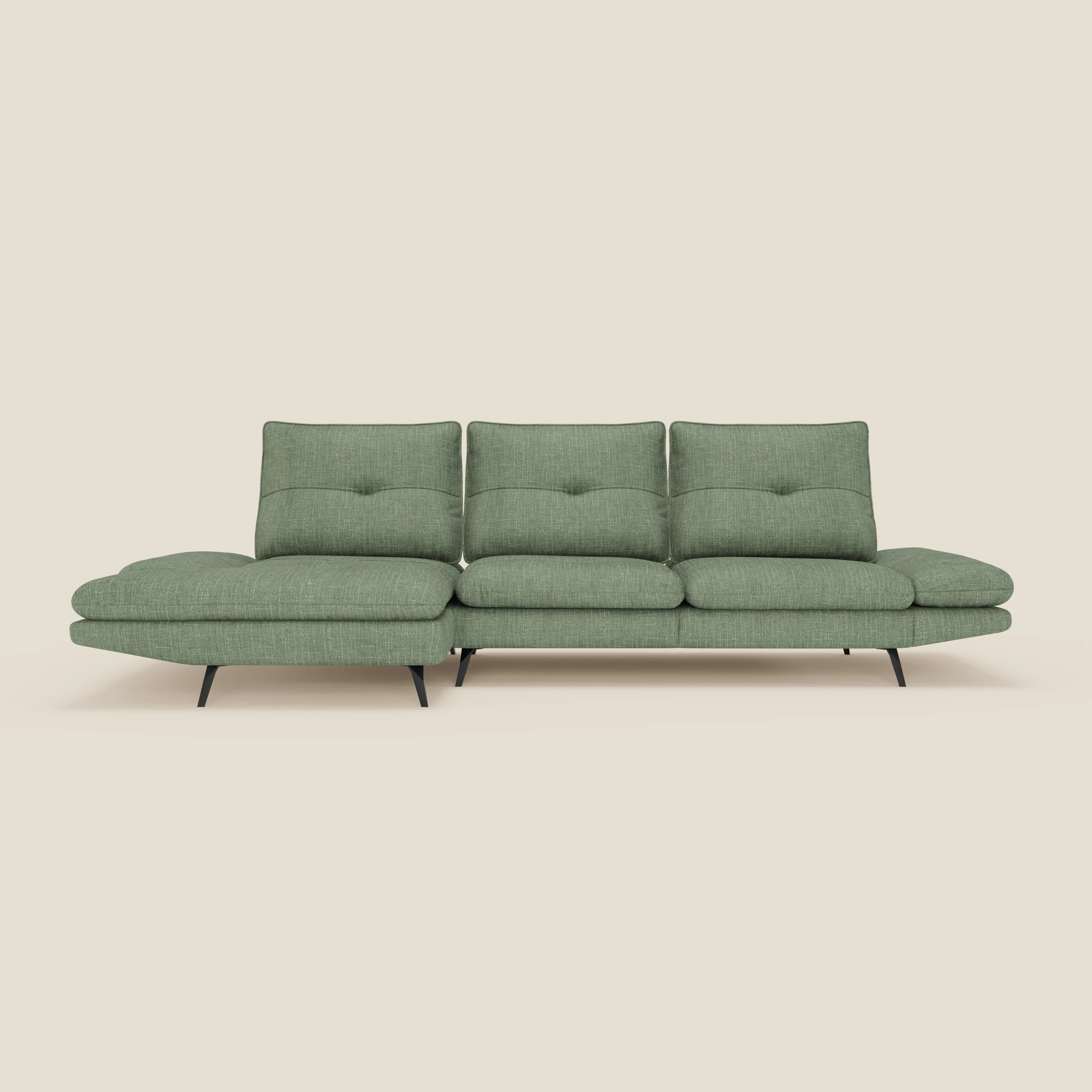 Il divano Ardex con penisola di Divani.Store è un moderno divano angolare verde in elegante tessuto impermeabile T06, caratterizzato da tre schienali scorrevoli, braccioli regolabili e sottili gambe nere, il tutto su un semplice sfondo beige.