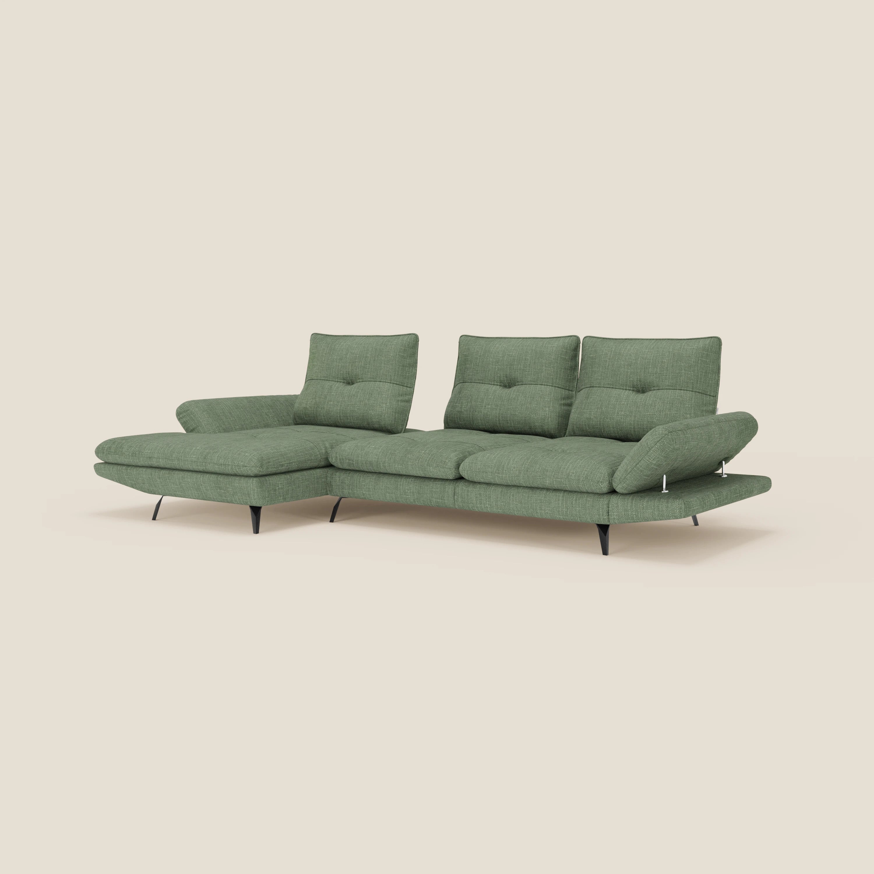 L'Ardex Divano con penisola di Divani.Store è caratterizzato da schienali traslanti, braccioli regolabili e tessuto impermeabile T06 verde. Il suo design minimalista è arricchito da gambe nere angolate e da una chaise longue sul lato sinistro.
