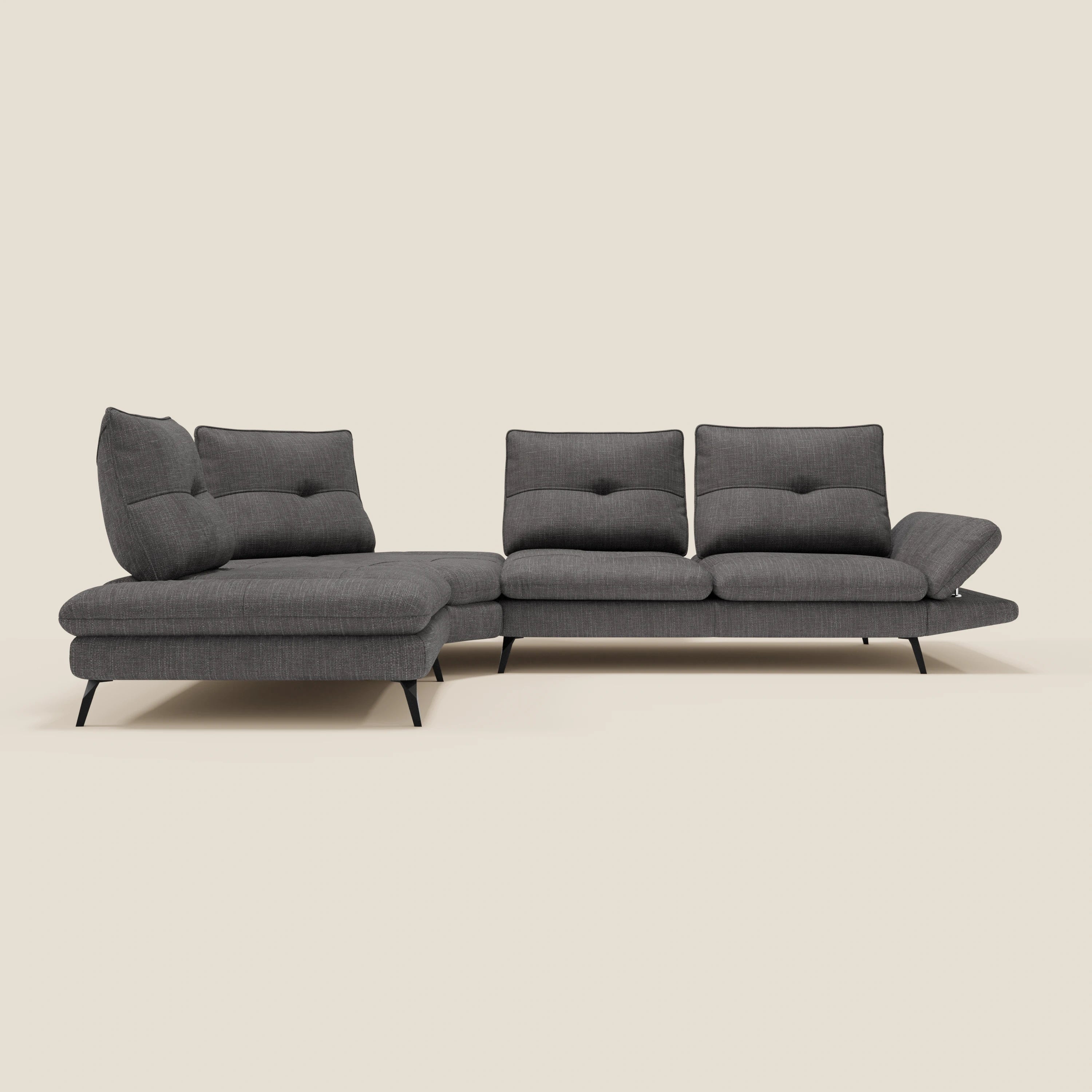 Ardex Divano Angolare di Divani.Store è dotato di tre schienali scorrevoli, bracciolo regolabile e rivestimento in elegante tessuto impermeabile T06 antracite. Il suo design moderno spicca su uno sfondo beige chiaro.