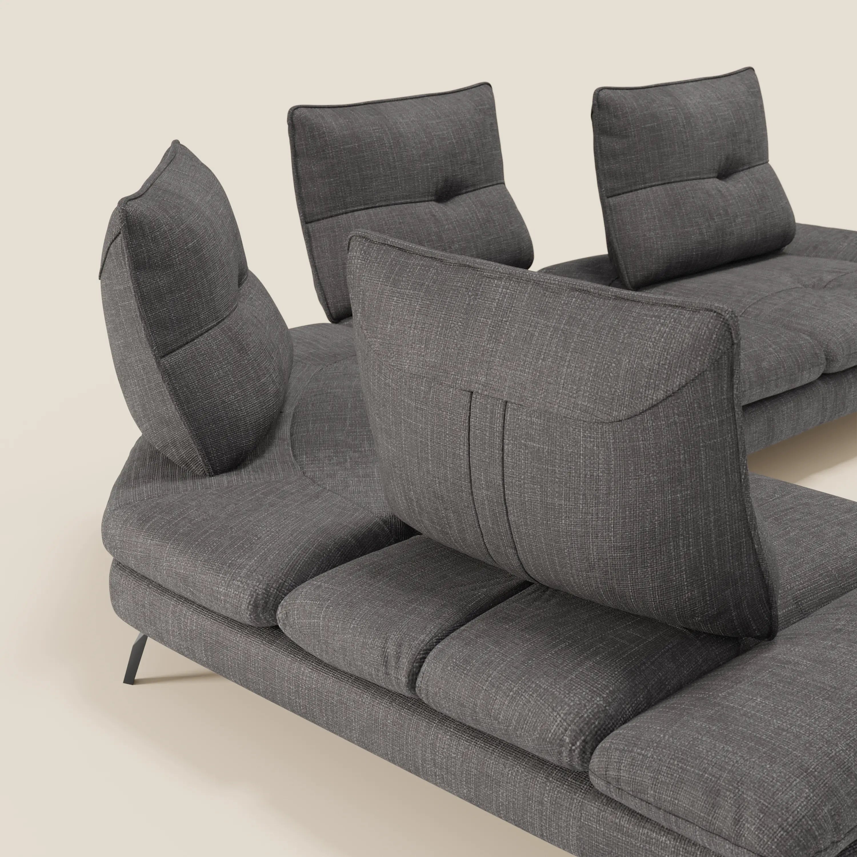 Il Divano Angolare Ardex di Divani.Store è caratterizzato da schienali traslanti e da un bracciolo regolabile in elegante tessuto impermeabile T06 antracite, appoggiato su corte gambe in metallo nero e presentato su uno sfondo chiaro.