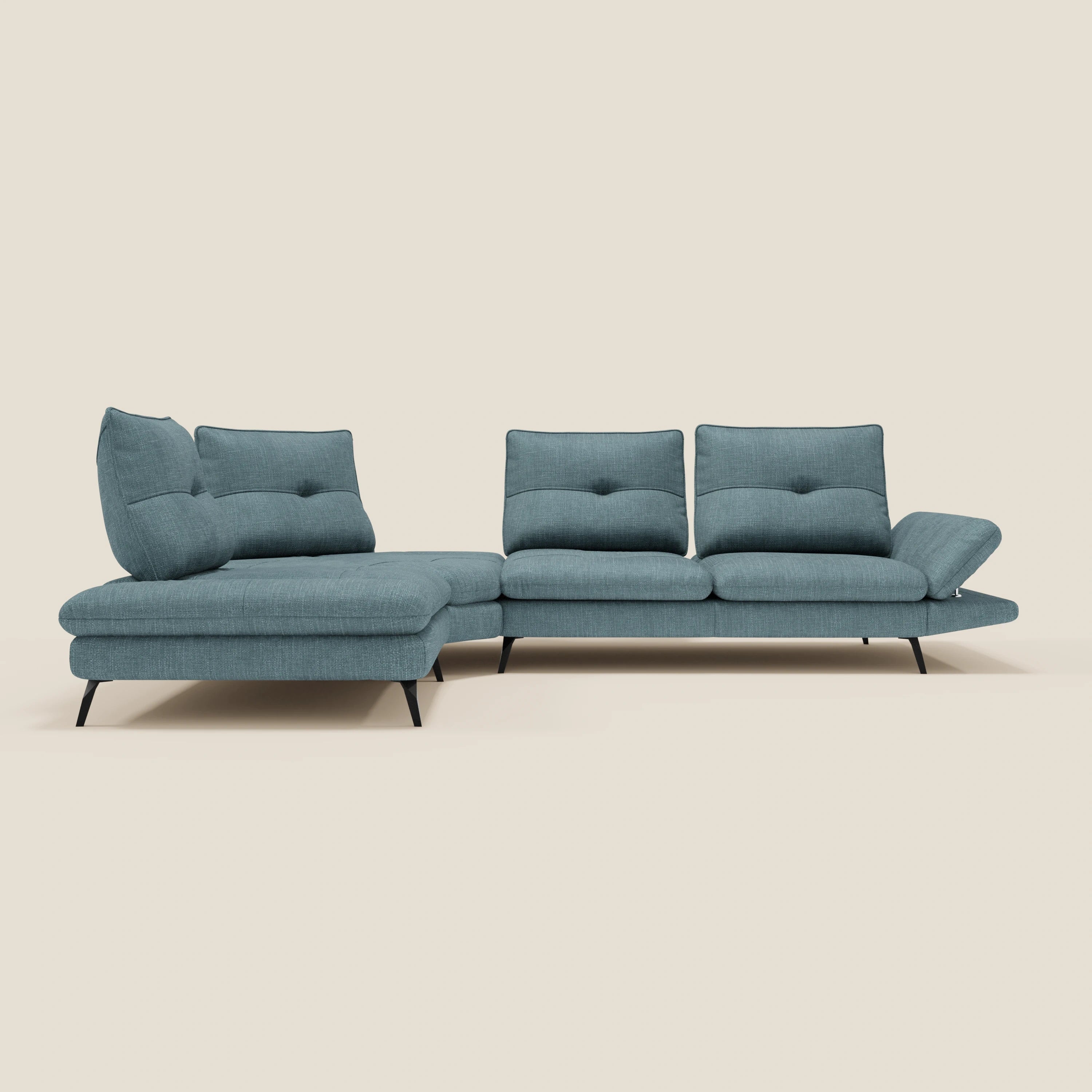 L'Ardex Divano Angolare di Divani.Store è caratterizzato da tre schienali scorrevoli, un bracciolo regolabile e un elegante tessuto impermeabile T06 azzurro, con gambe angolari nere e un design moderno della chaise longue sinistra su sfondo beige.