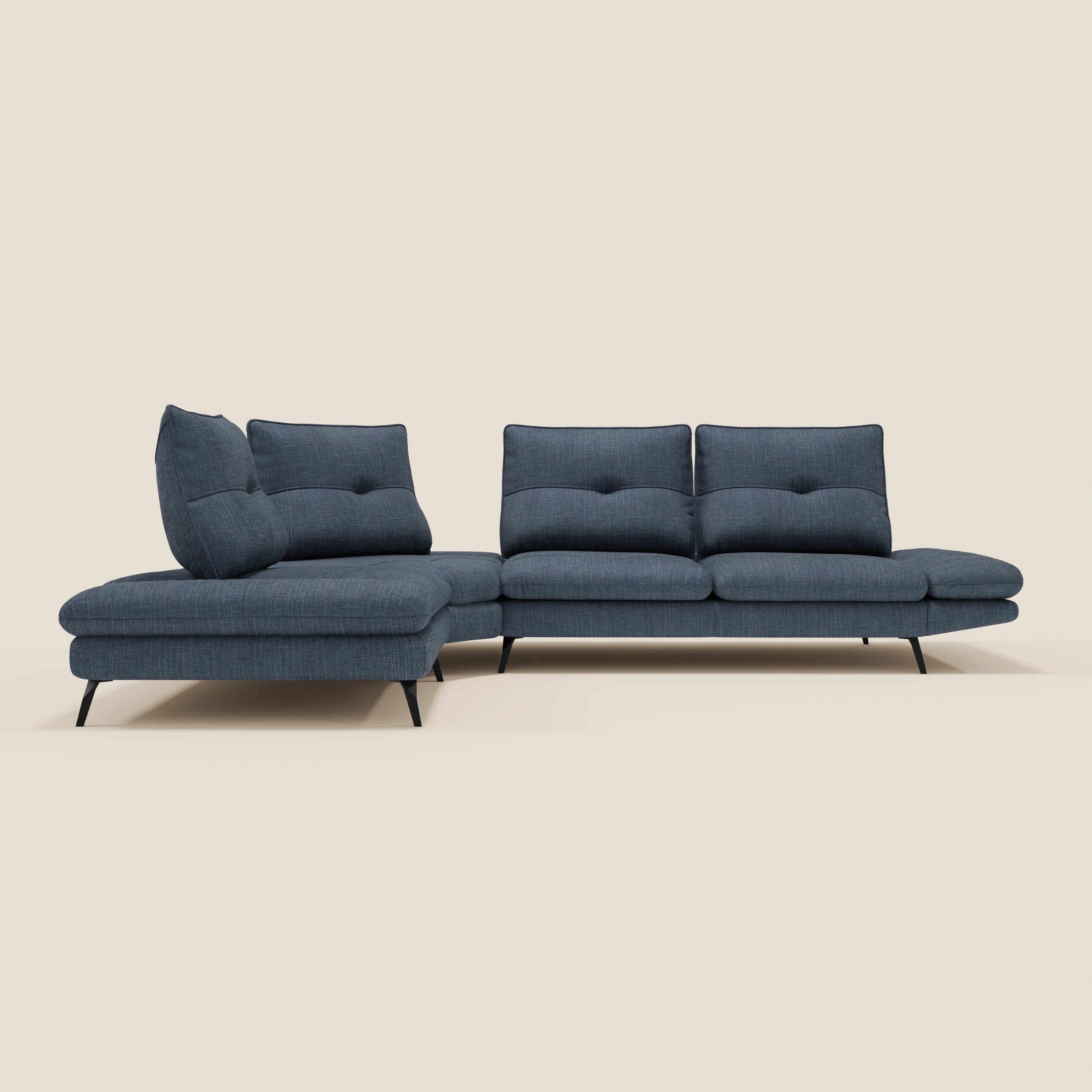 Ardex Divano Angolare di Divani.Store è un divano a L in elegante tessuto impermeabile blu T06 con gambe angolari nere. È dotato di schienali traslanti, chaise lounge sinistra, tre cuscini di seduta e bracciolo regolabile.