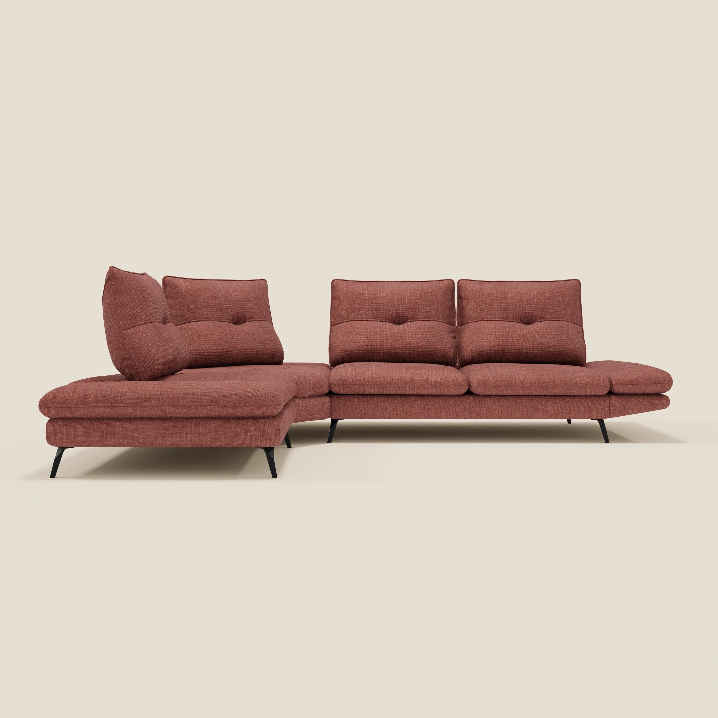 Ardex Divano Angolare di Divani.Store è dotato di una chaise longue a sinistra, di schienali scorrevoli, di un bracciolo regolabile e di un elegante rivestimento in tessuto corallo T06 impermeabile. Si regge su sottili gambe in metallo nero su uno sfondo beige chiaro.