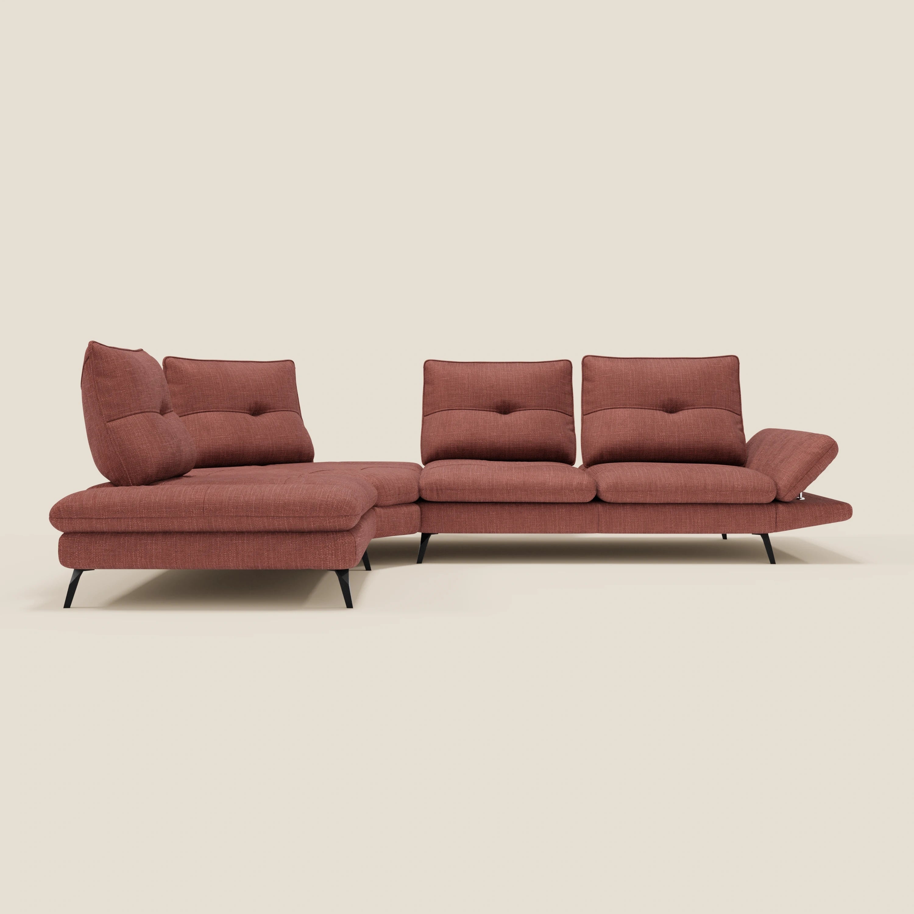 Il Divano Angolare Ardex di Divani.Store è caratterizzato da schienali traslanti, bracciolo regolabile ed elegante tessuto impermeabile T06 corallo. Il suo design moderno comprende tre cuscini di schienale e gambe angolari in metallo nero.
