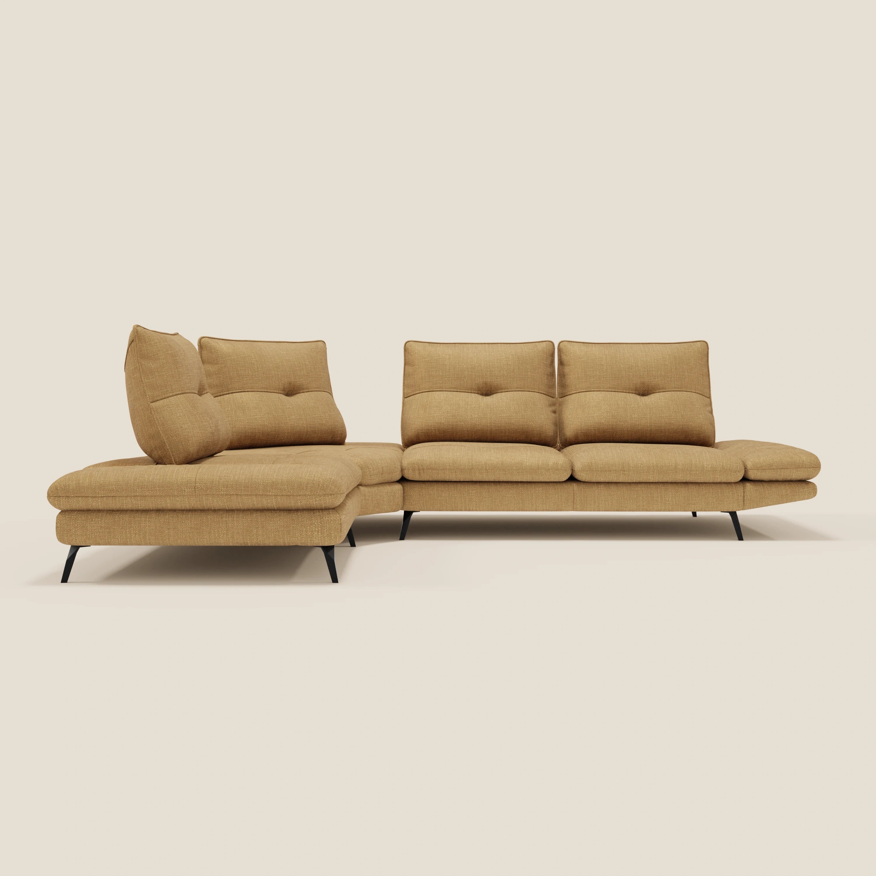 L'Ardex Divano Angolare di Divani.Store è caratterizzato da schienali traslanti, bracciolo regolabile ed elegante tessuto impermeabile T06 giallo, con chaise longue a L sulla sinistra, su sfondo beige chiaro.