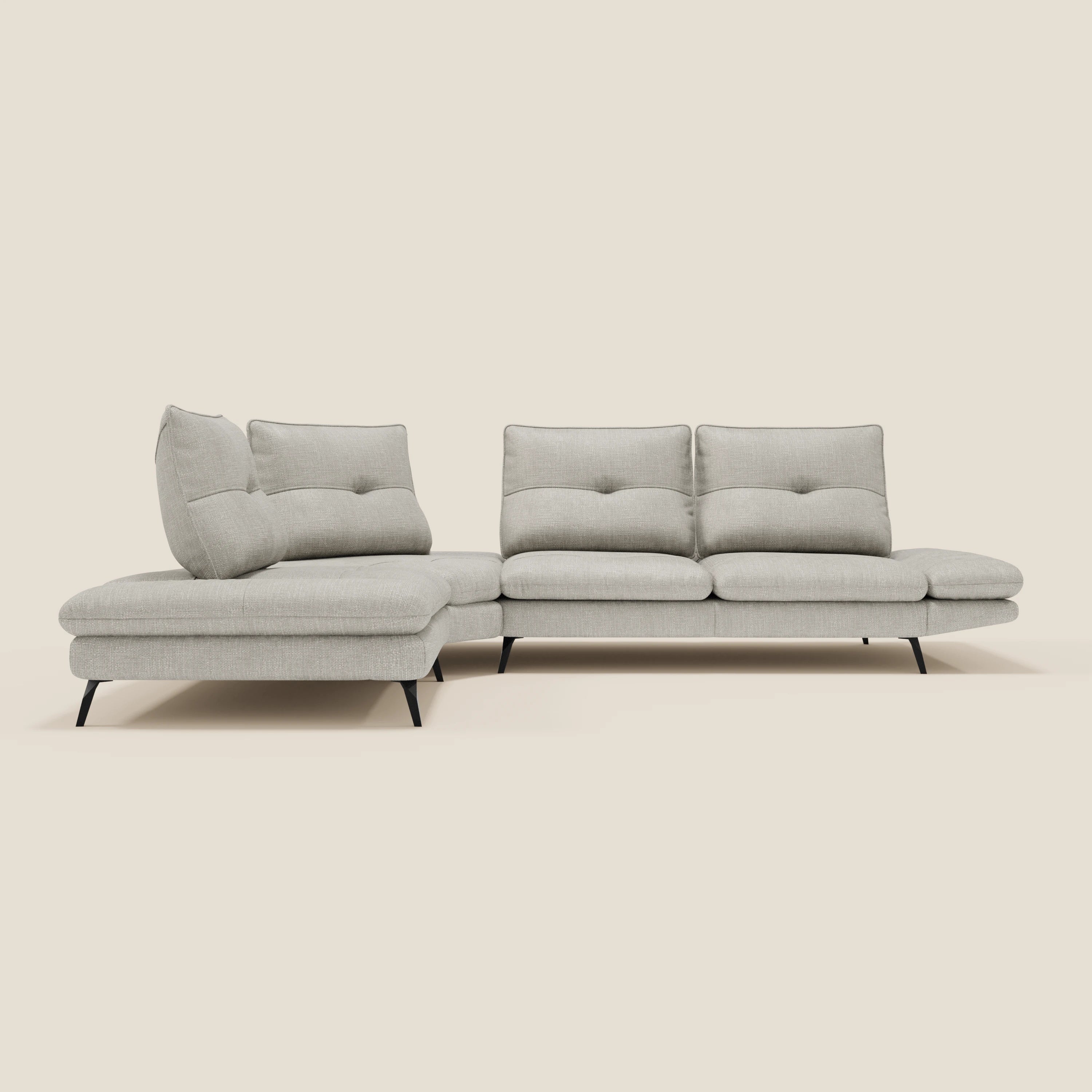 L'Ardex Divano Angolare di Divani.Store è caratterizzato da un design elegante a forma di L con schienali traslanti, un bracciolo regolabile e un elegante tessuto impermeabile T06 grigio chiaro, su uno sfondo beige semplice con una chaise longue allungabile a sinistra.