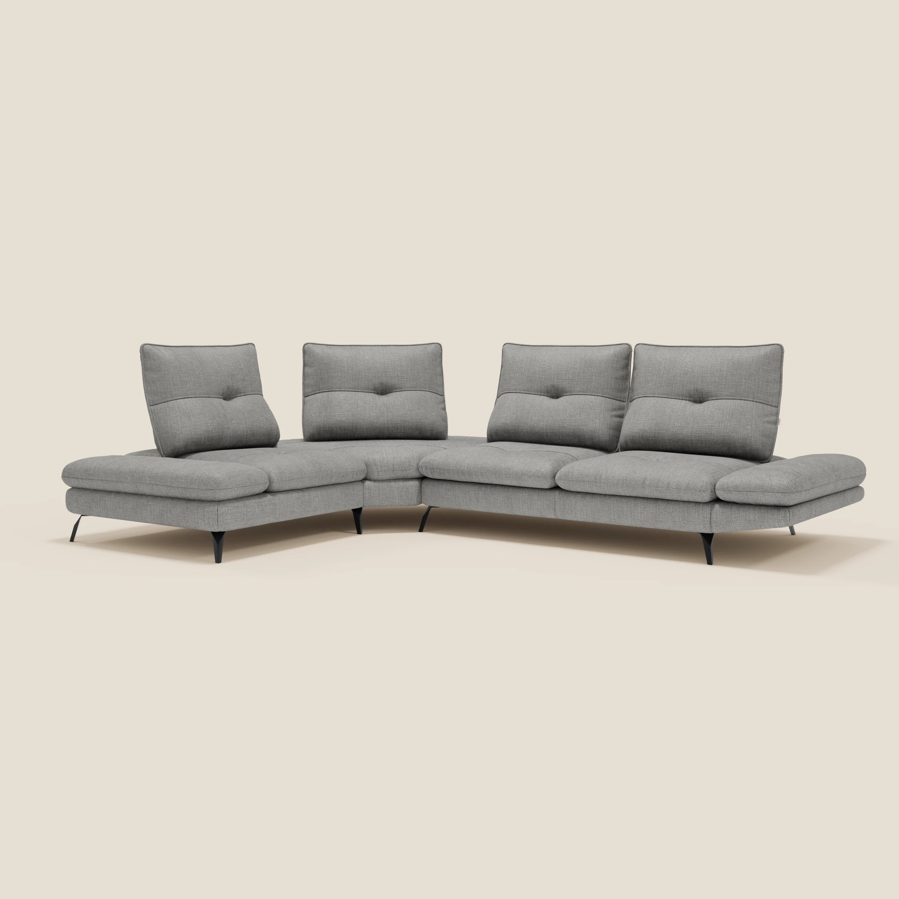 Ardex Divano Angolare di Divani.Store è un moderno componibile a L in tessuto impermeabile grigio T06, caratterizzato da schienali traslanti, bracciolo regolabile, sottili gambe in metallo nero e sedute imbottite su sfondo beige.