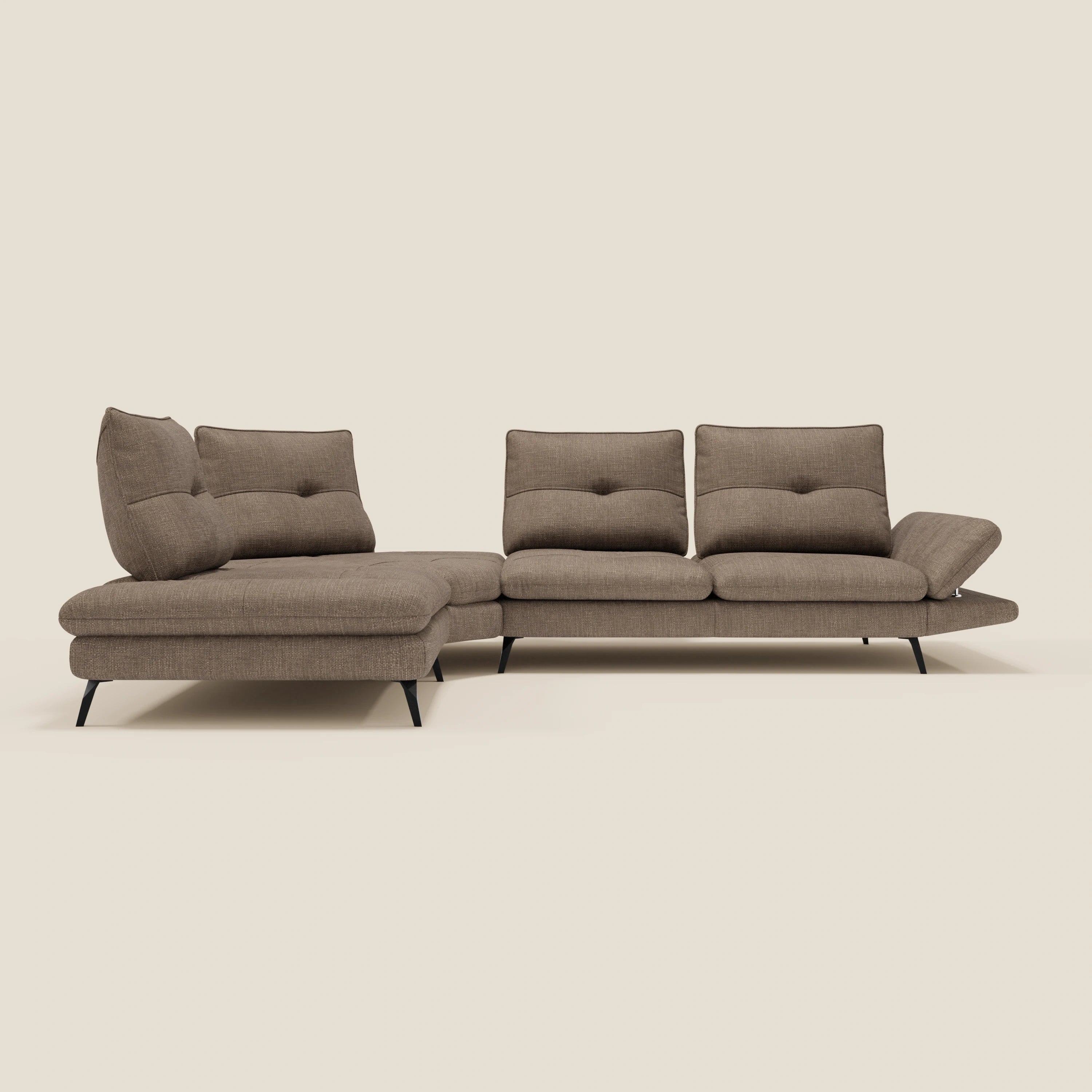 Ardex Divano Angolare di Divani.Store è caratterizzato da schienali traslanti, bracciolo regolabile a destra, chaise lounge a sinistra e sottili gambe nere. Rivestito in un elegante tessuto impermeabile T06 marrone, spicca su uno sfondo beige semplice per un look minimalista.