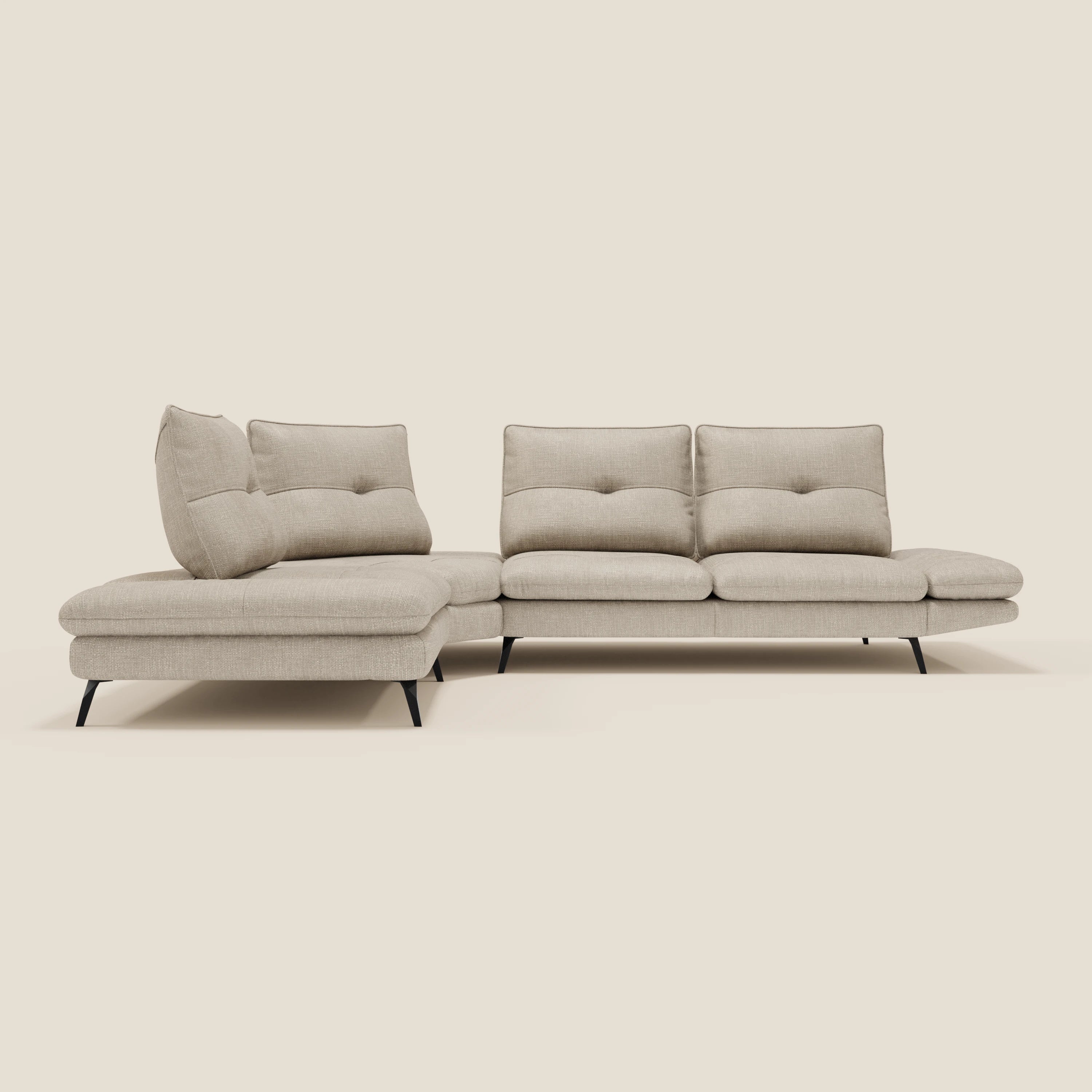 Il Divano Angolare Ardex di Divani.Store è caratterizzato da schienali traslanti, un bracciolo regolabile e un elegante tessuto impermeabile T06 panna per un look moderno e minimalista.