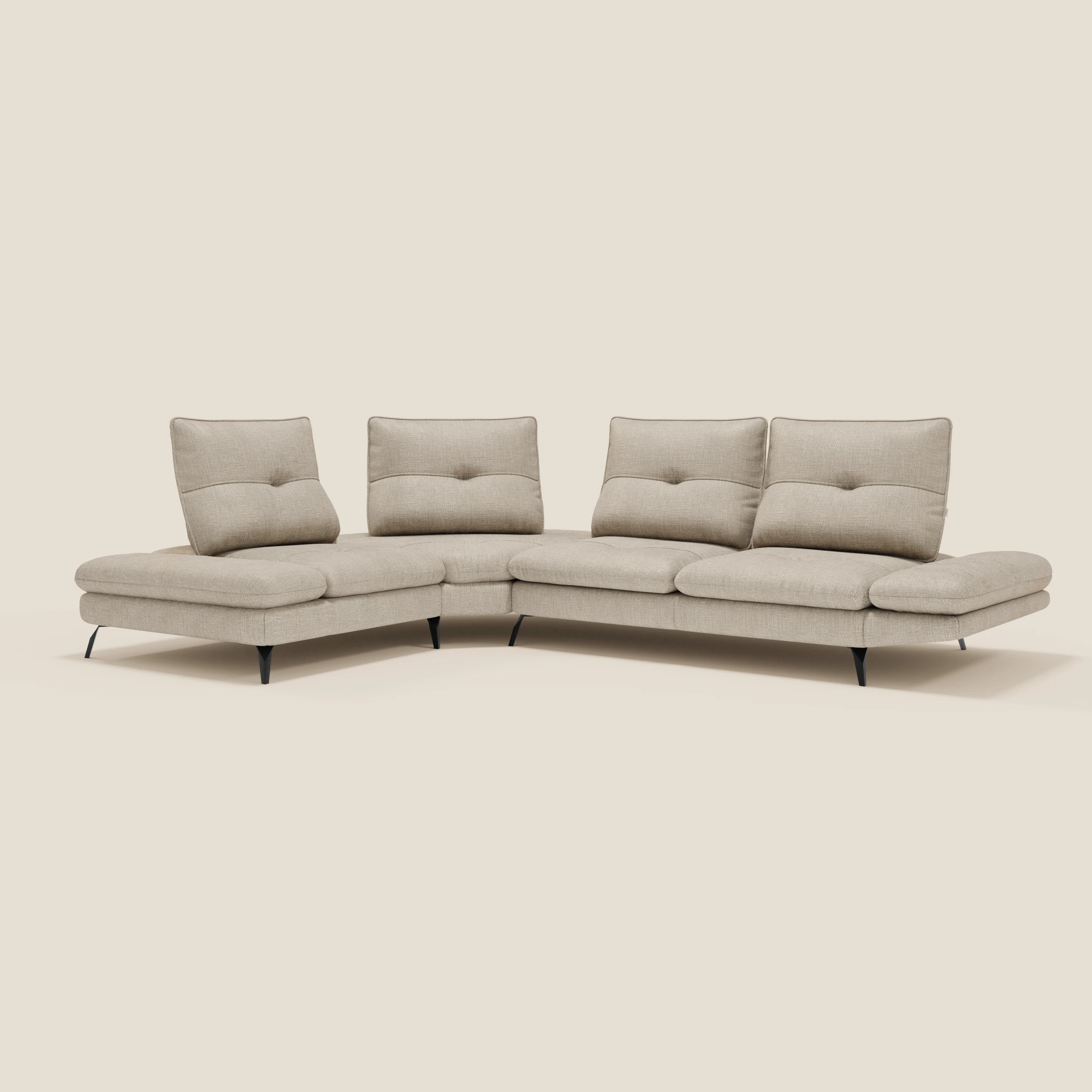 Ardex Divano Angolare di Divani.Store è caratterizzato da schienali traslanti, bracciolo regolabile ed elegante tessuto impermeabile T06 panna per un look moderno. In uno scenario neutro, offre comfort grazie alle ampie sedute e al design raffinato.