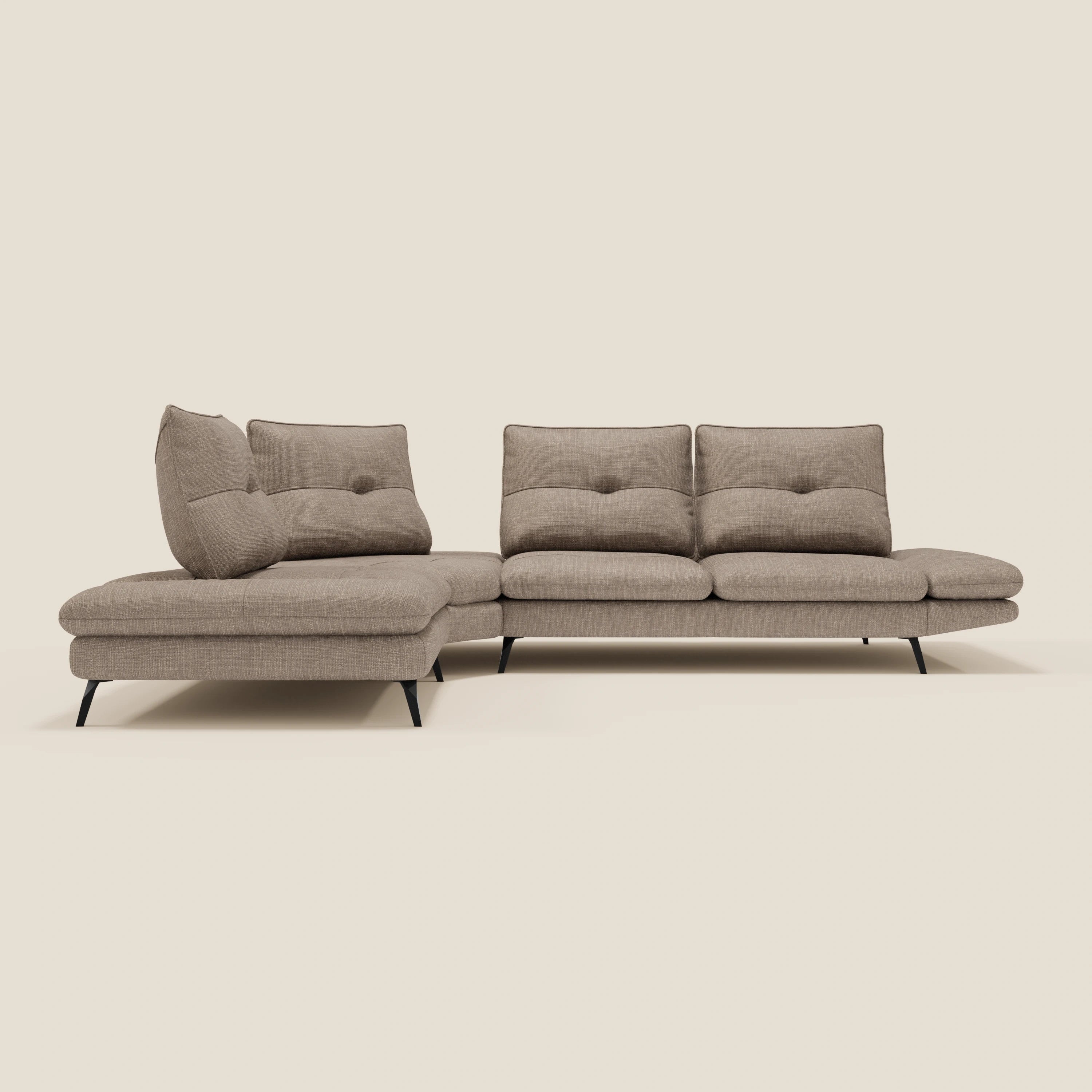 L'Ardex Divano Angolare di Divani.Store è caratterizzato da schienali scorrevoli, braccioli regolabili ed elegante tessuto impermeabile T06 tortora, su sfondo beige.