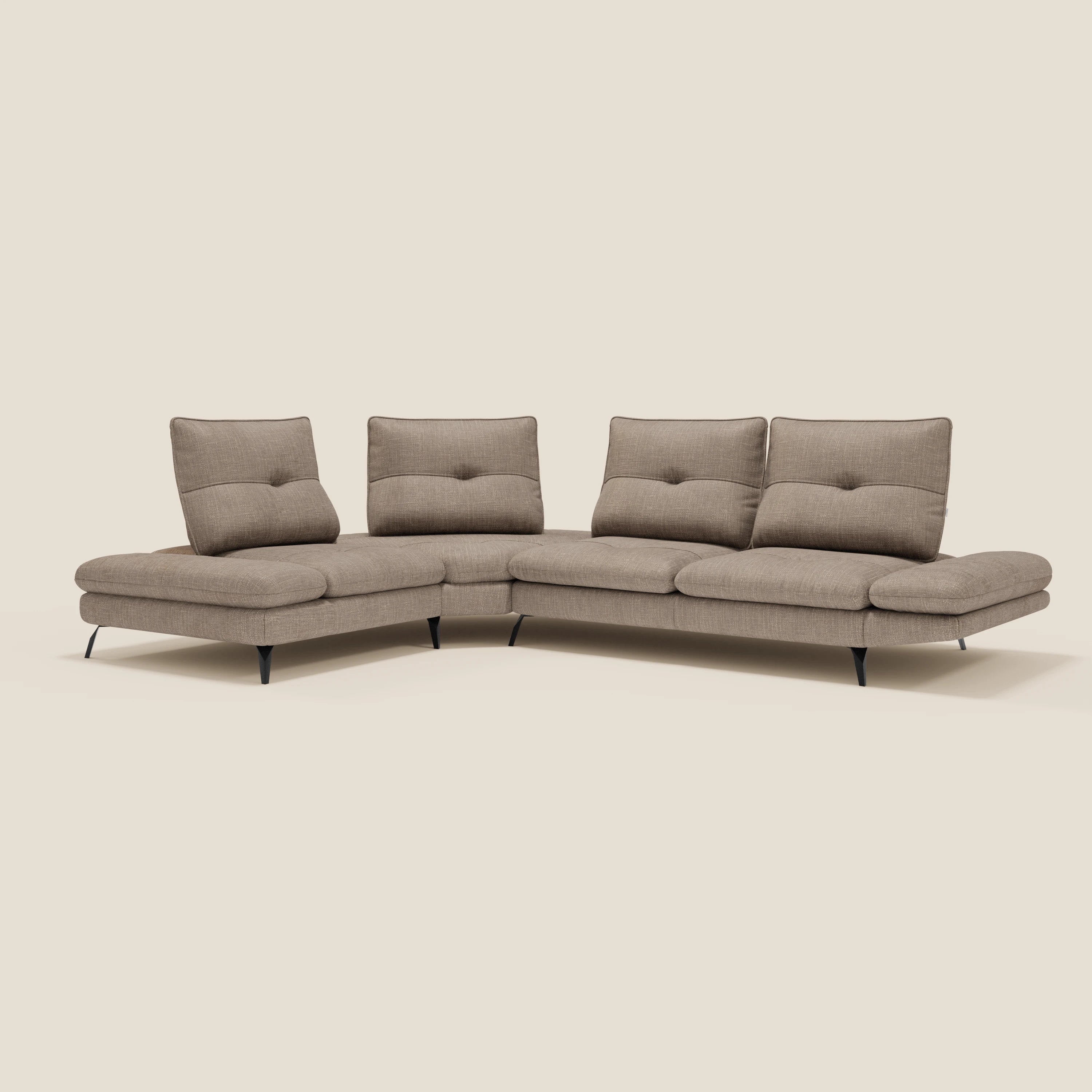 Ardex Divano Angolare di Divani.Store è caratterizzato da schienali traslanti, bracciolo regolabile ed elegante tessuto impermeabile T06 tortora, in un moderno design a L con sottili gambe nere, su sfondo beige.