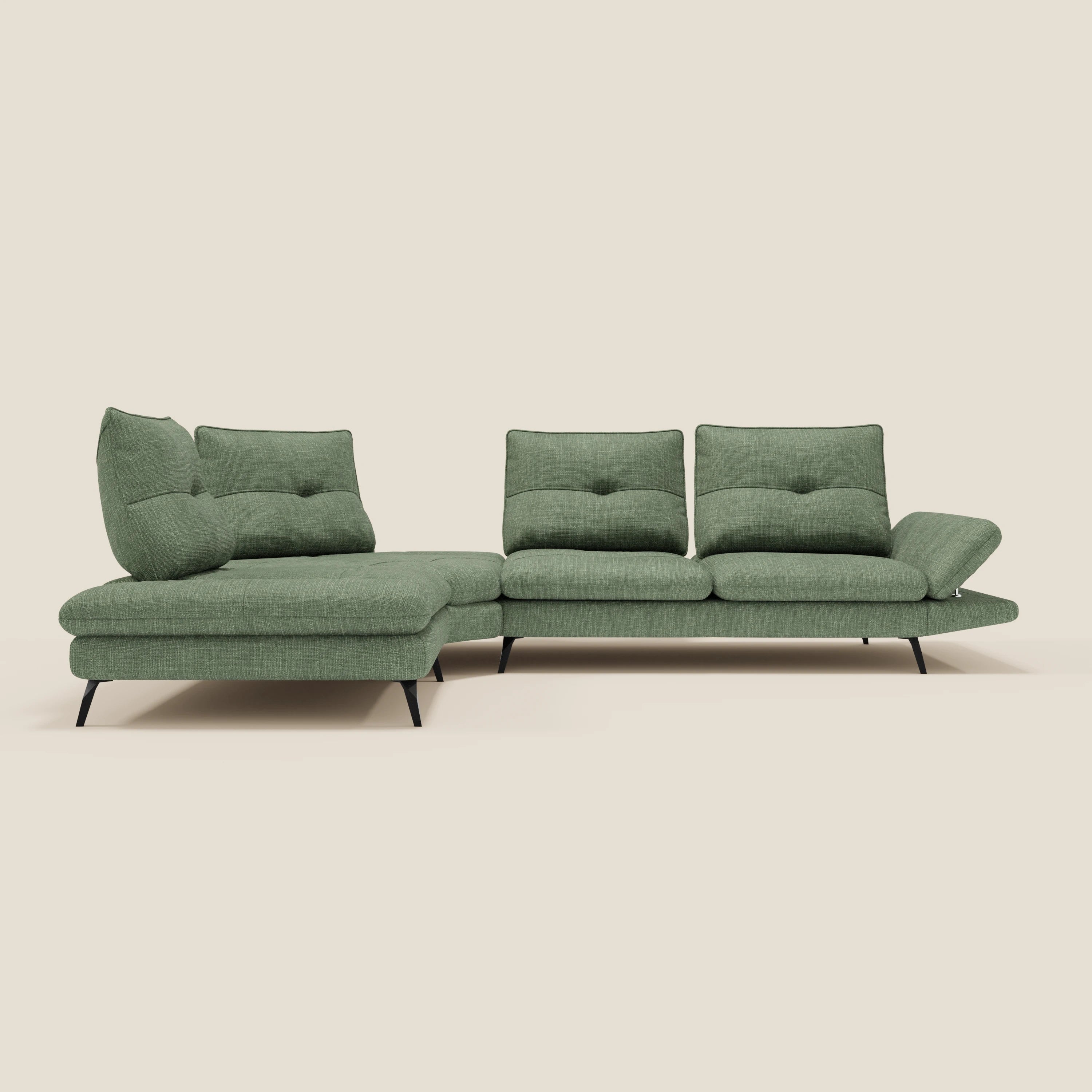 Ardex Divano Angolare di Divani.Store è caratterizzato da un moderno tessuto impermeabile T06 verde, schienali scorrevoli e braccioli regolabili. Il suo design minimalista è valorizzato da sottili gambe nere e da una chaise longue sinistra, il tutto su un semplice sfondo beige.