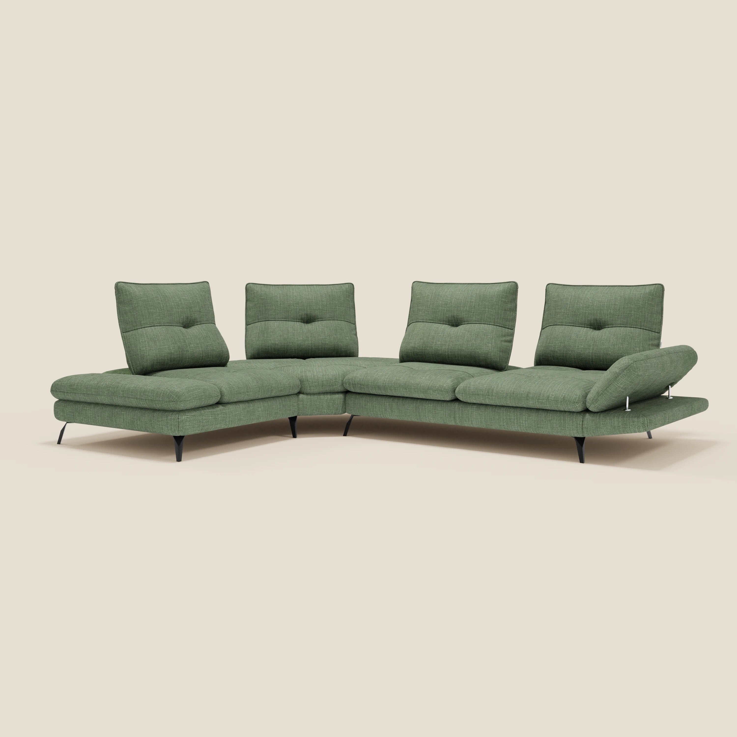 Ardex Divano Angolare di Divani.Store è caratterizzato da un elegante tessuto impermeabile verde T06, quattro cuscini di schienale, braccioli angolati, gambe affusolate nere e un design contemporaneo su sfondo beige chiaro.